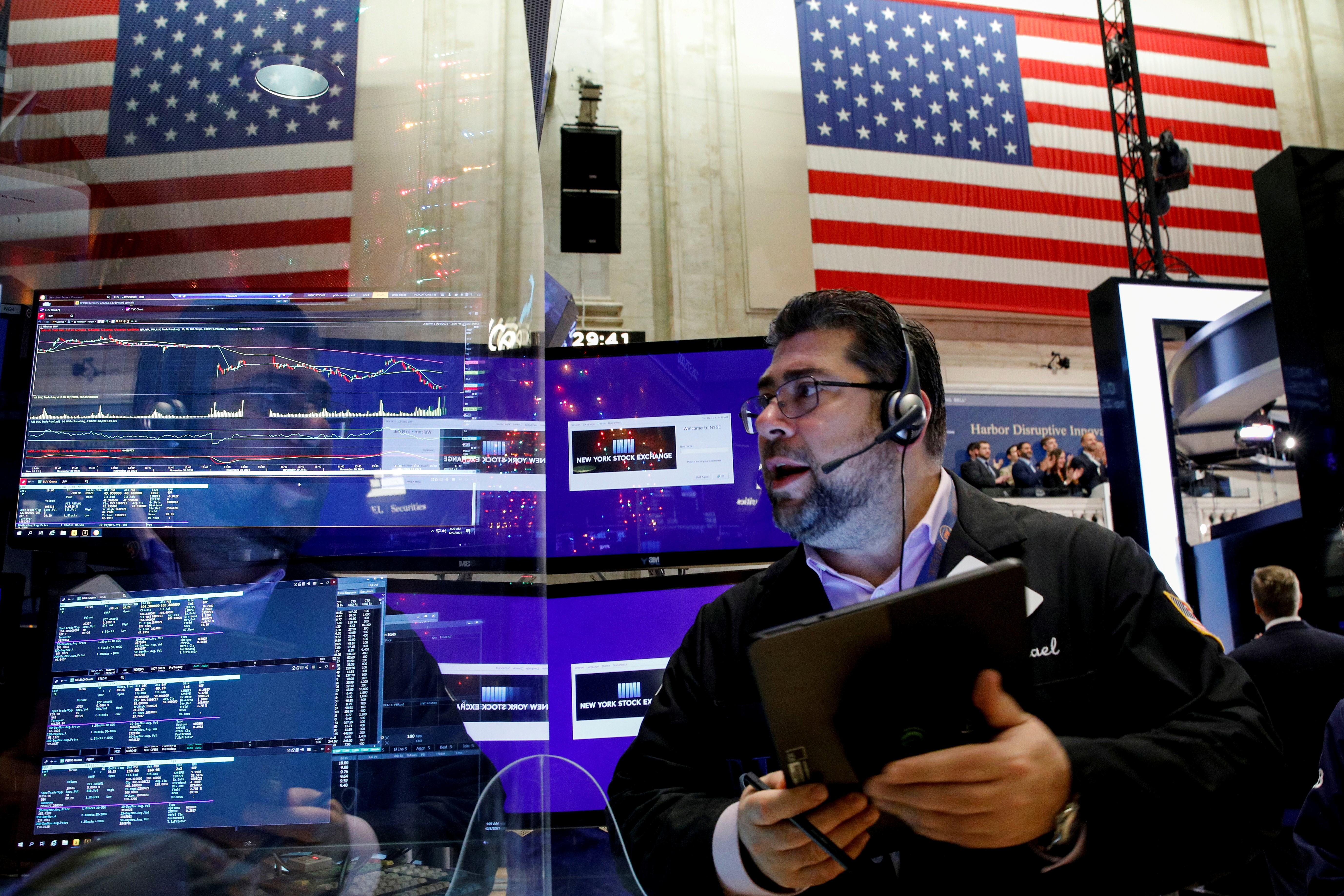 A trader works on the floor of the New York Stock Exchange (NYSE) in New York City, U.S., December 2, 2021.  REUTERS/Brendan McDermid/File Photo