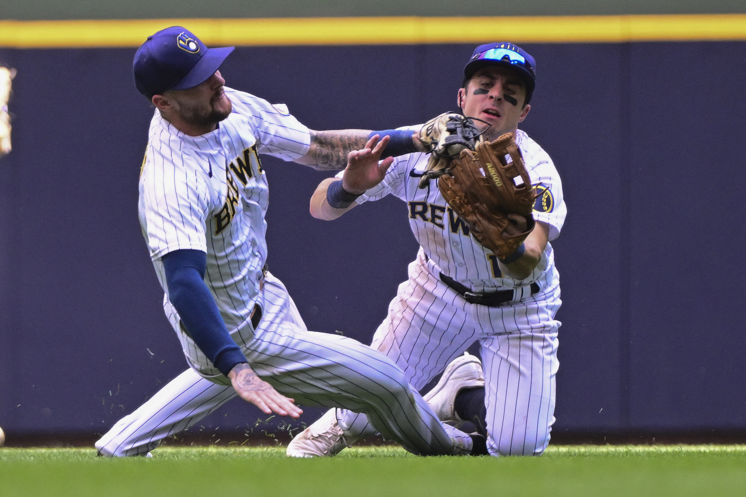 Ozzie Albies powers Braves past Brewers