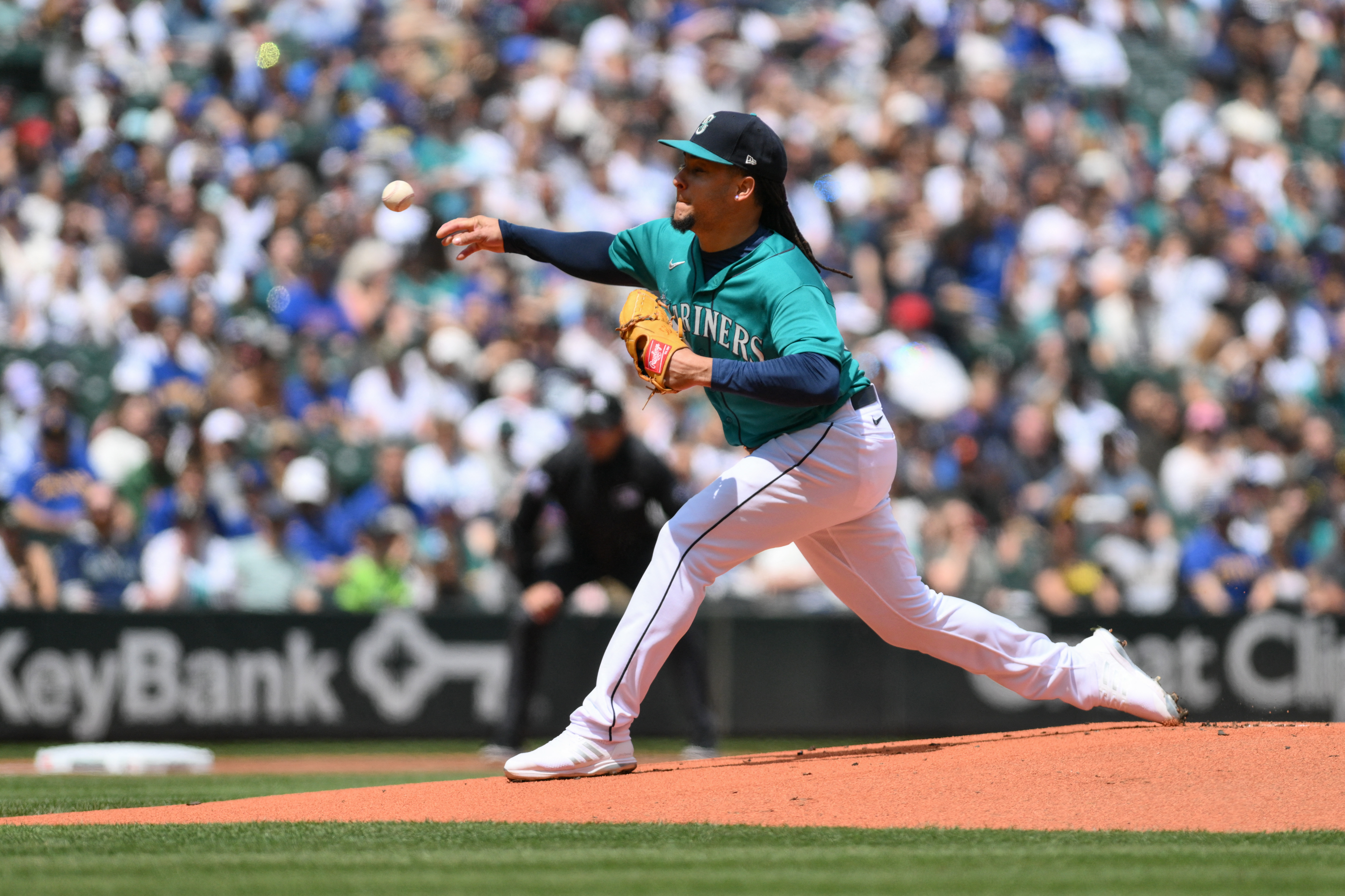 Luis Castillo strikes out 10 as Mariners beat Pirates 5-0