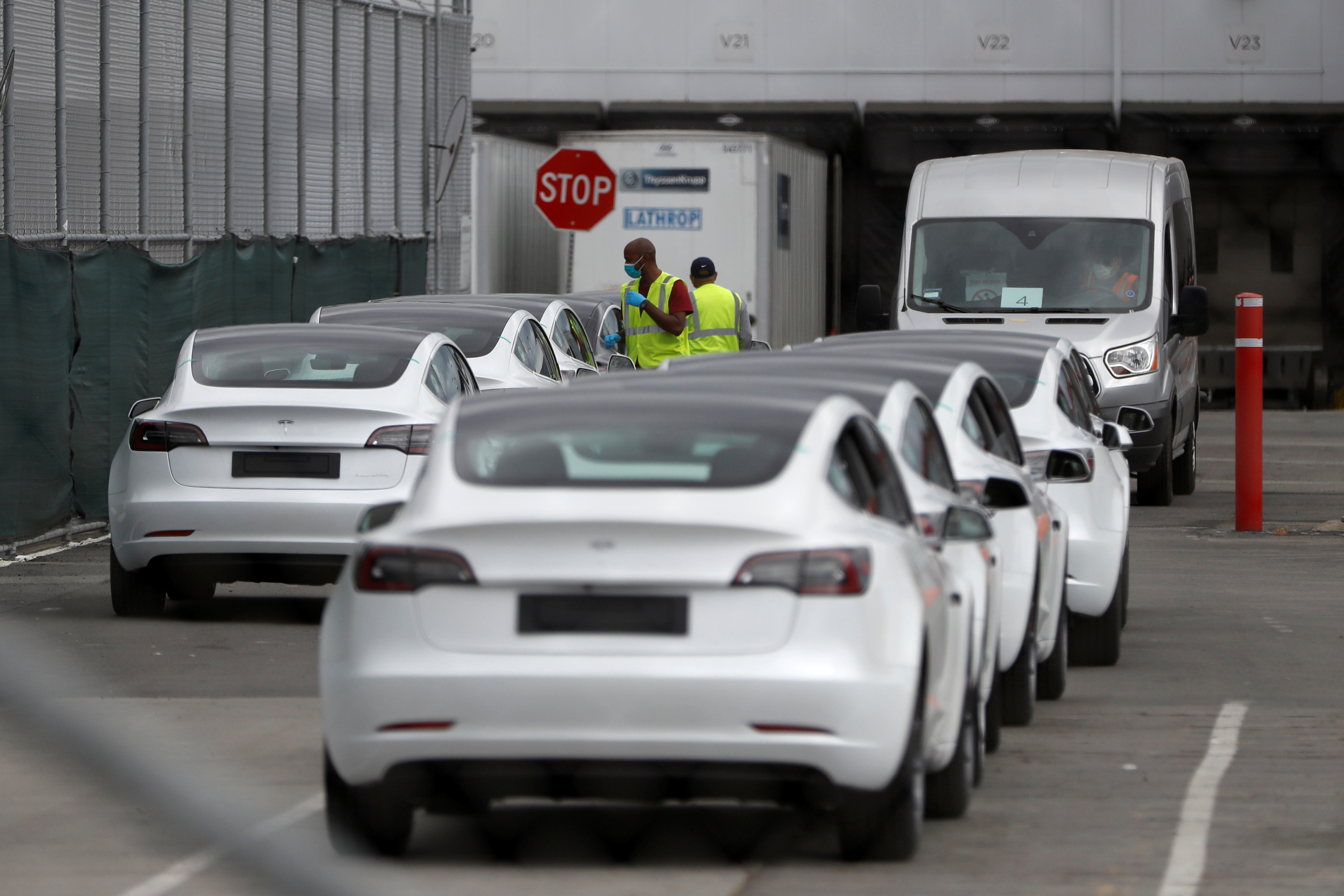 La principal planta de vehículos de Tesla reabre en Fremont