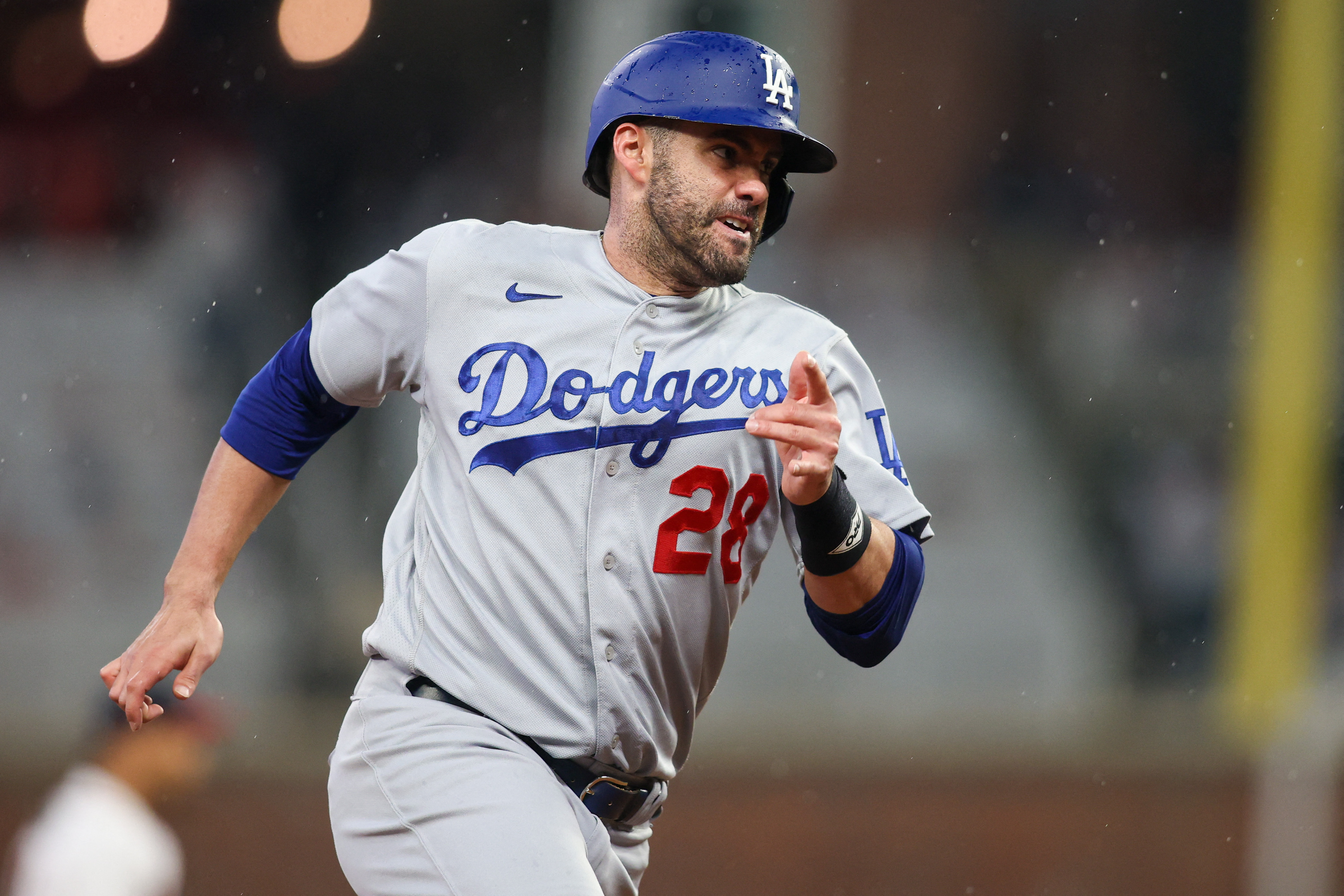 Dodgers rally to beat Braves in NL showdown