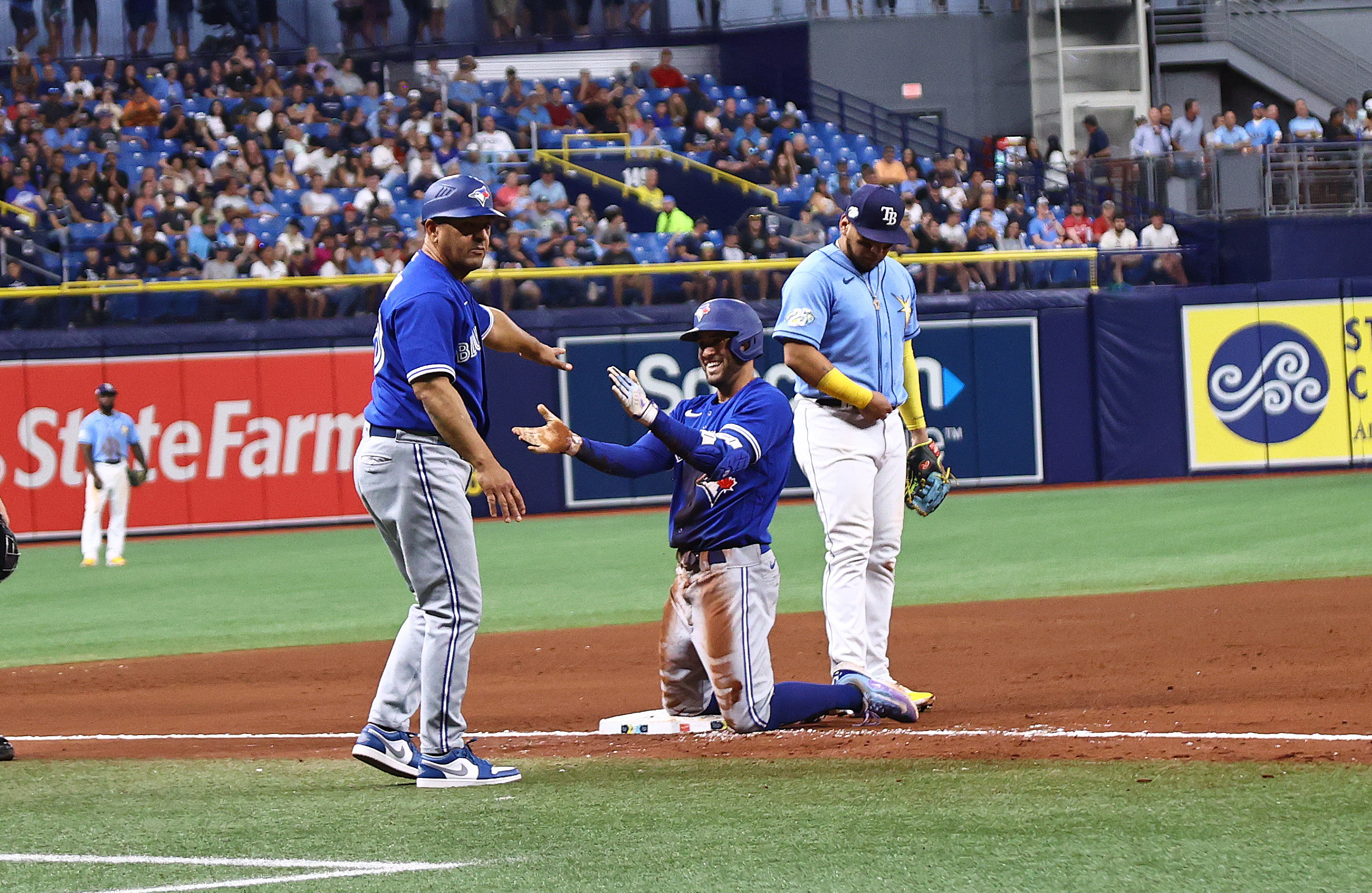 Blue Jays pile up 20 runs in rout of Rays