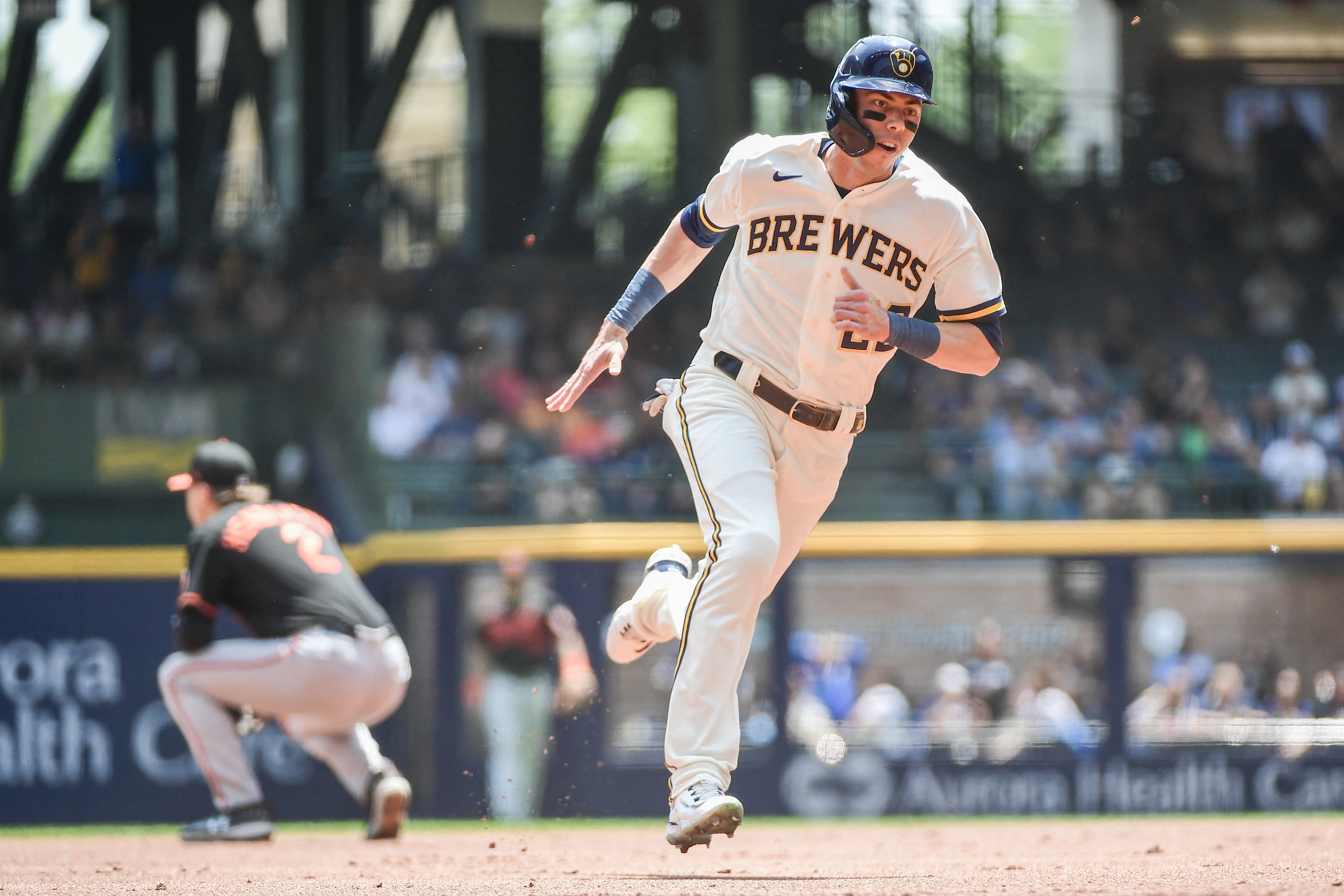 Orioles rally late to upend Brewers, salvage finale