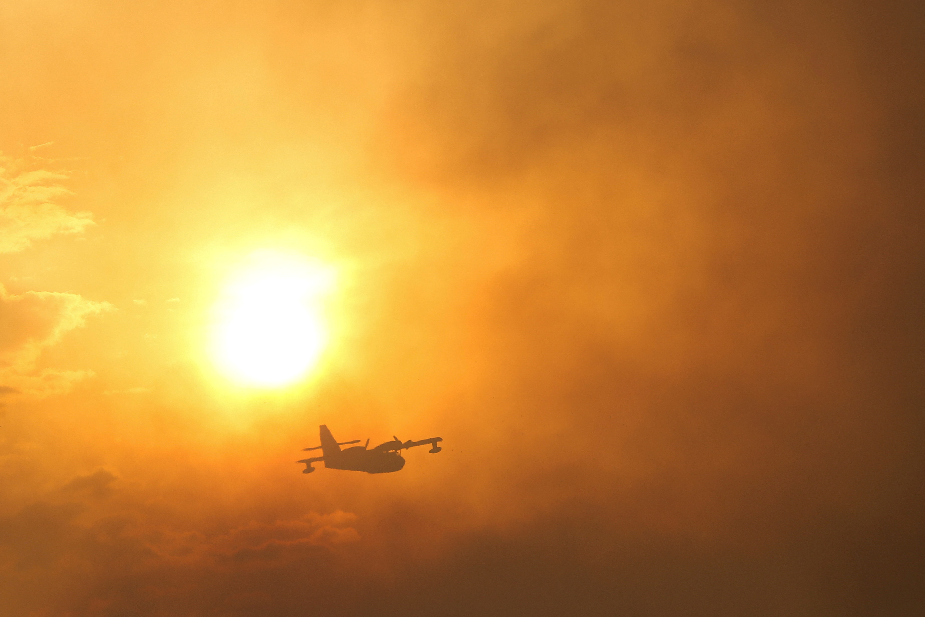 Un avión sobrevuela un incendio forestal en Ourem