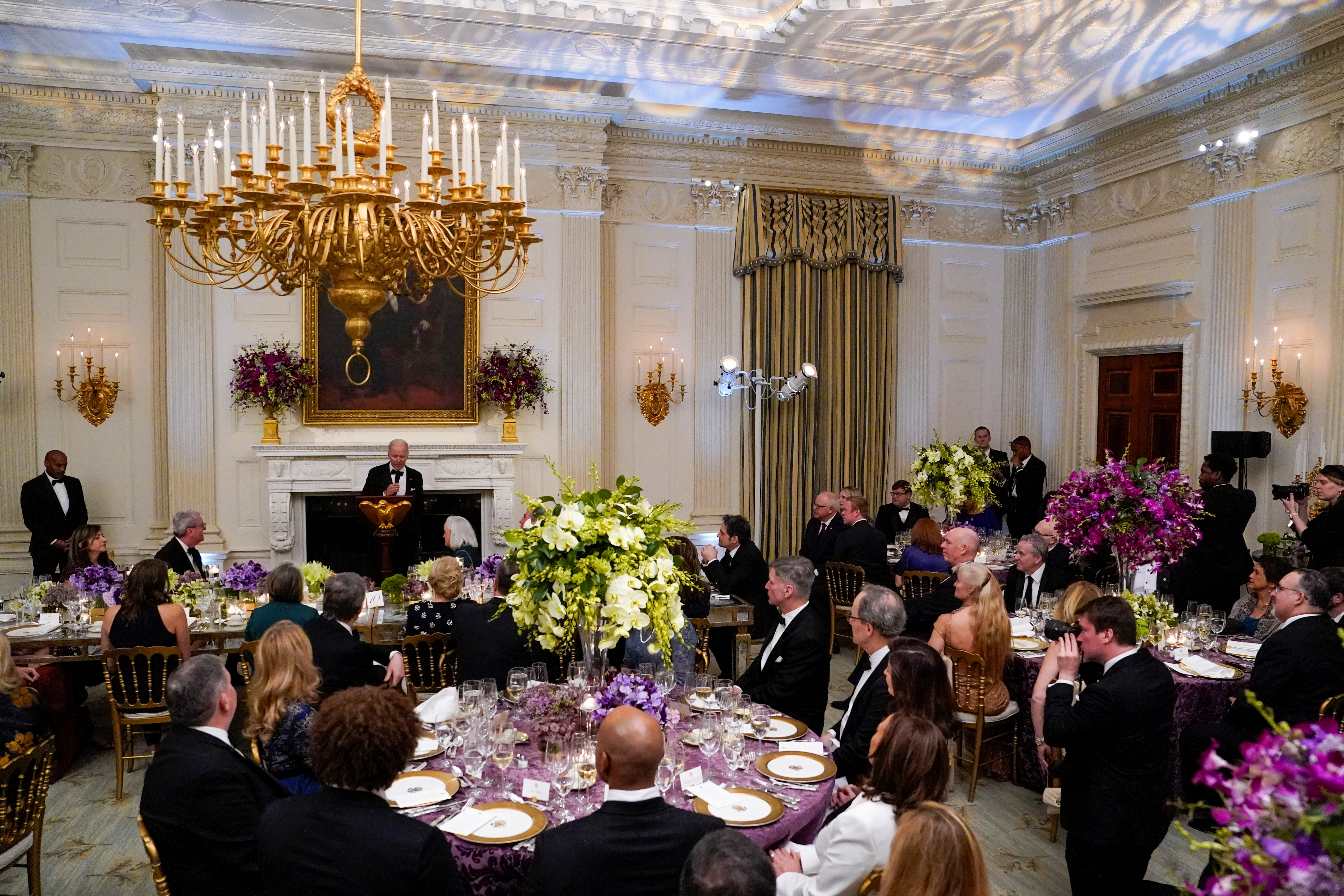 El presidente de los Estados Unidos, Biden, organiza una cena de corbata negra para los gobernadores de la nación