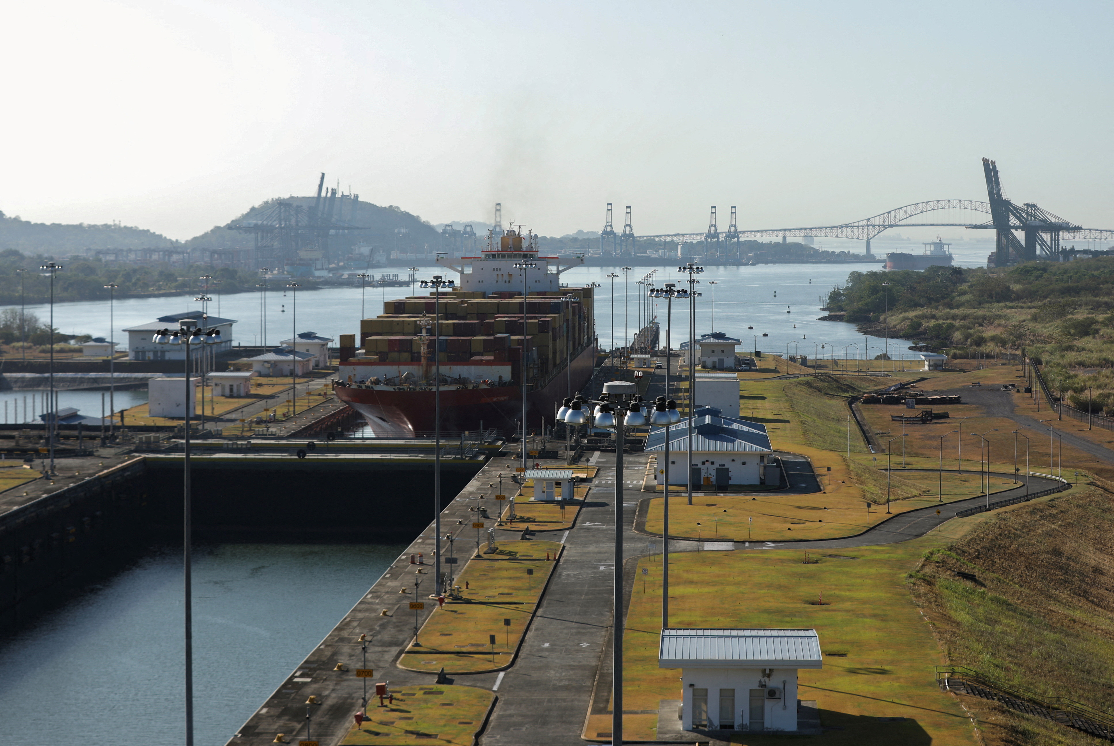 Reducir el cuello de botella en el Canal de Panamá y cambiar el rumbo de algunos barcos