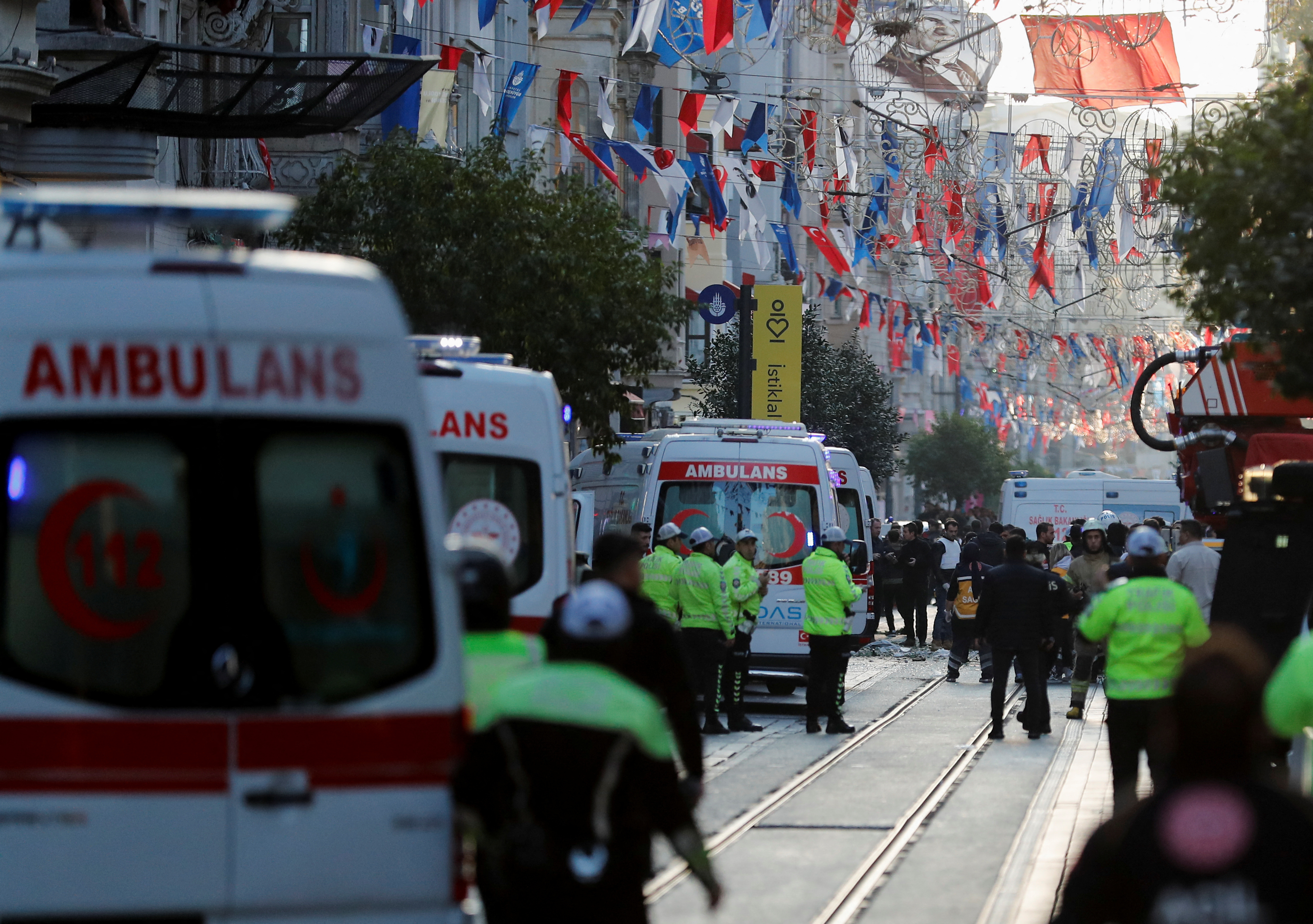 Нападение в стамбуле. Теракт в Турции Истикляль. Полиция в Стамбуле.