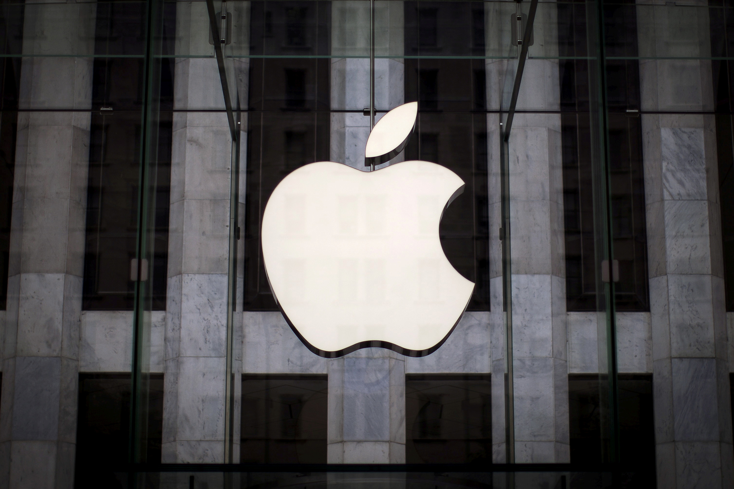 An Apple logo hangs above the entrance to the Apple store on 5th Avenue in the Manhattan borough of New York City, July 21, 2015. REUTERS/Mike Segar