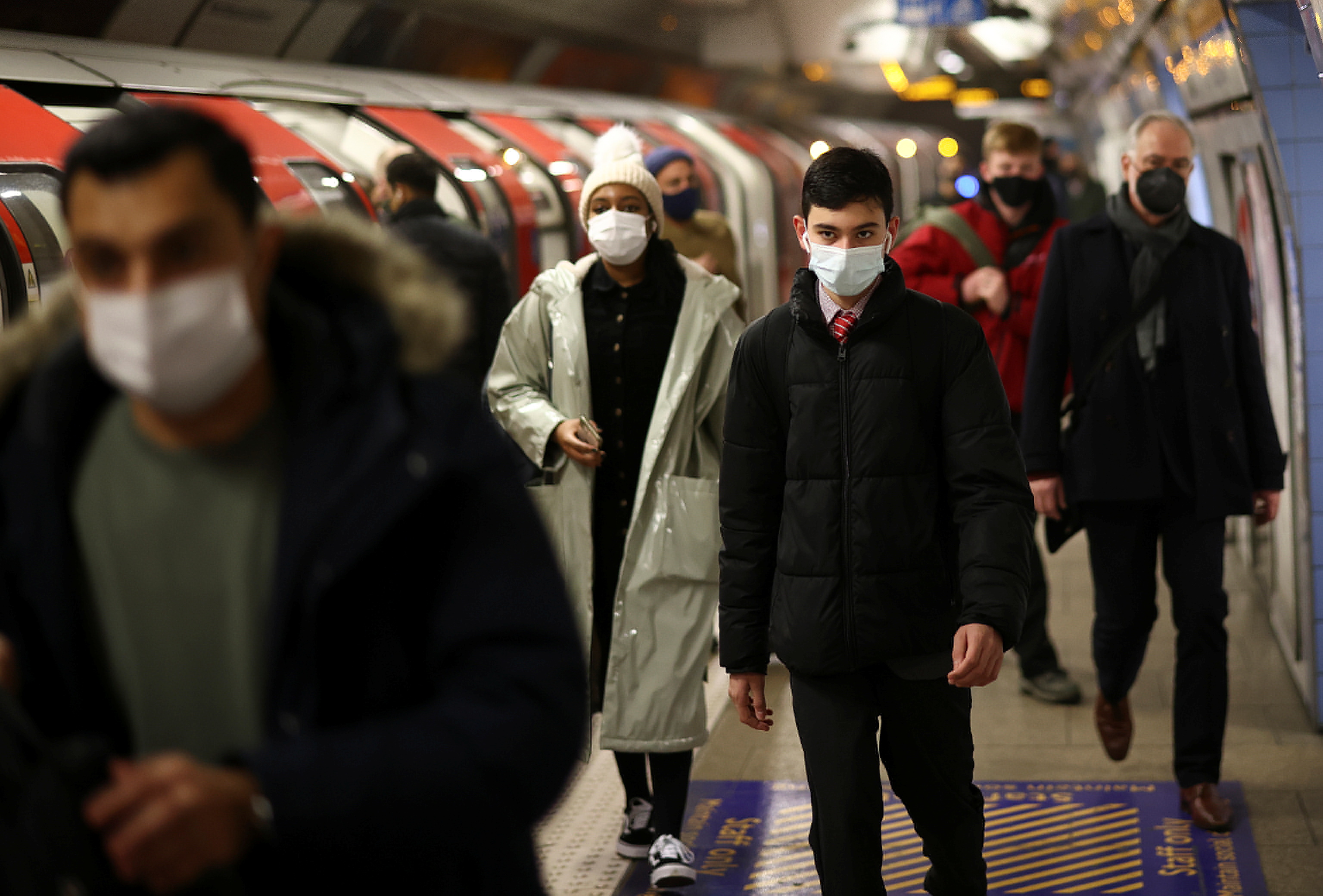 People walk along a platform at Euston underground station during morning rush hour, amid the coronavirus disease (COVID-19) outbreak in London, Britain, December 1, 2021. REUTERS/Henry Nicholls