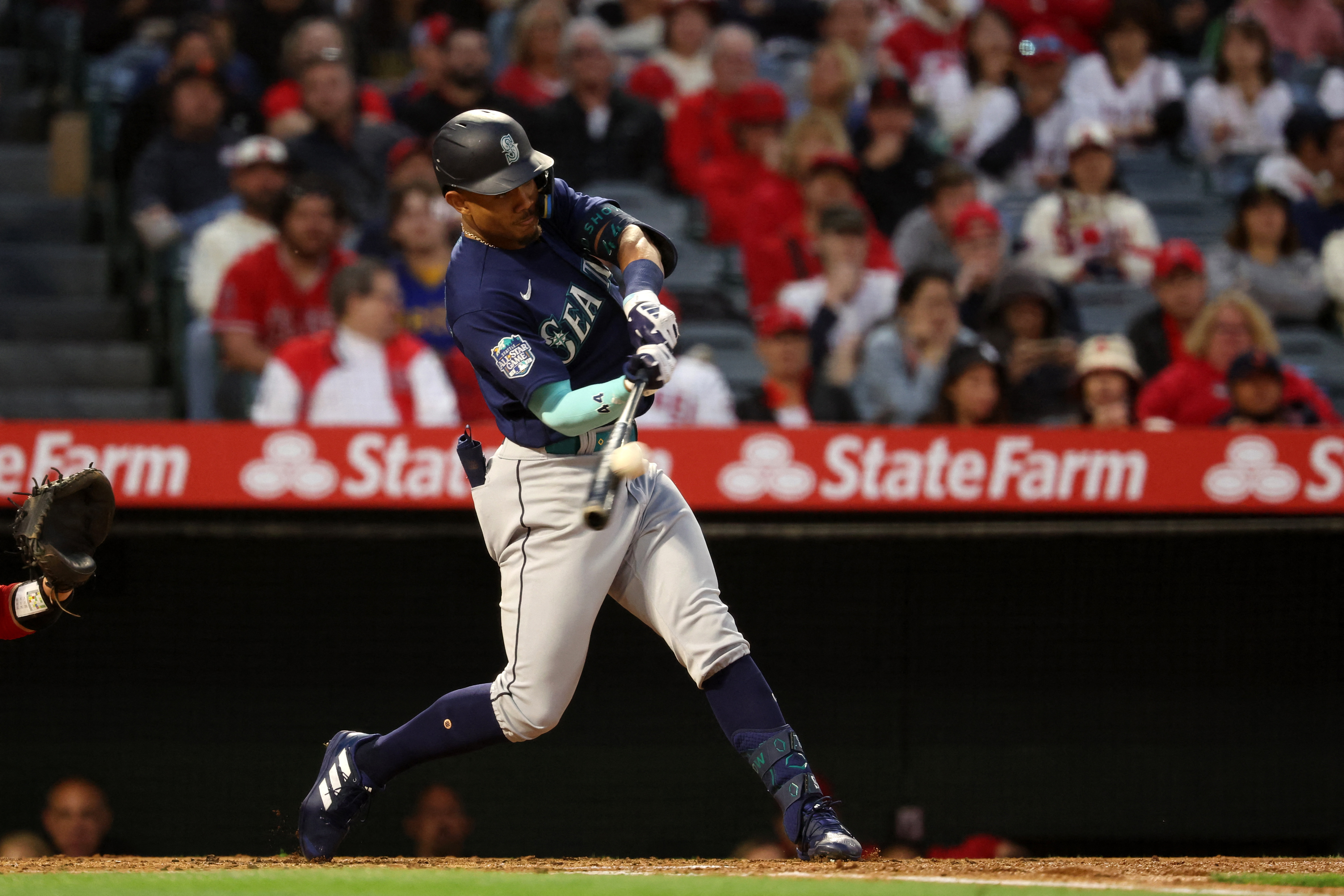 Mariners rack up 16 hits, dispatch Angels