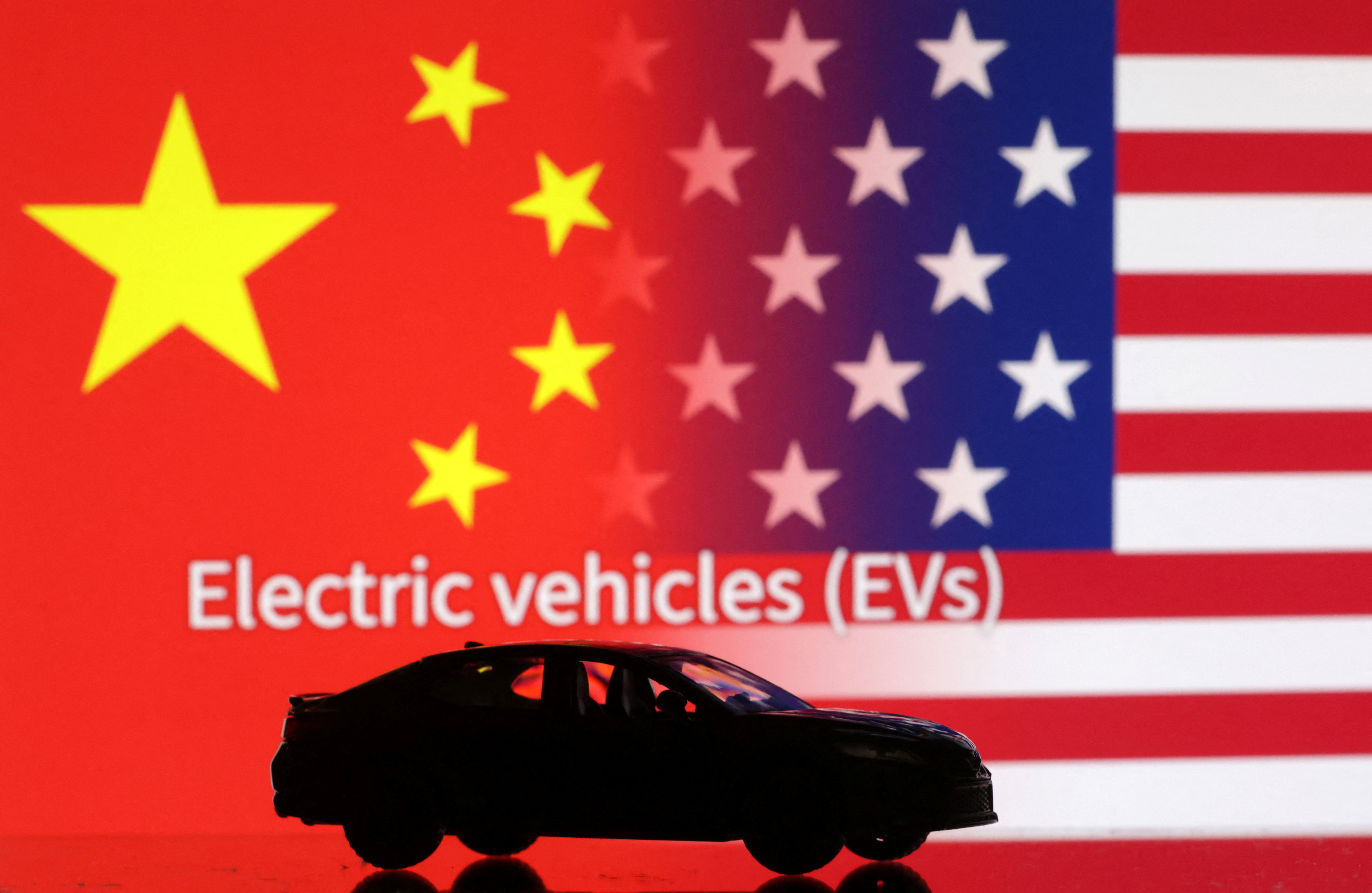 L'illustration montre une voiture miniature, "Véhicules électriques (VE)" mots, drapeaux américains et chinois