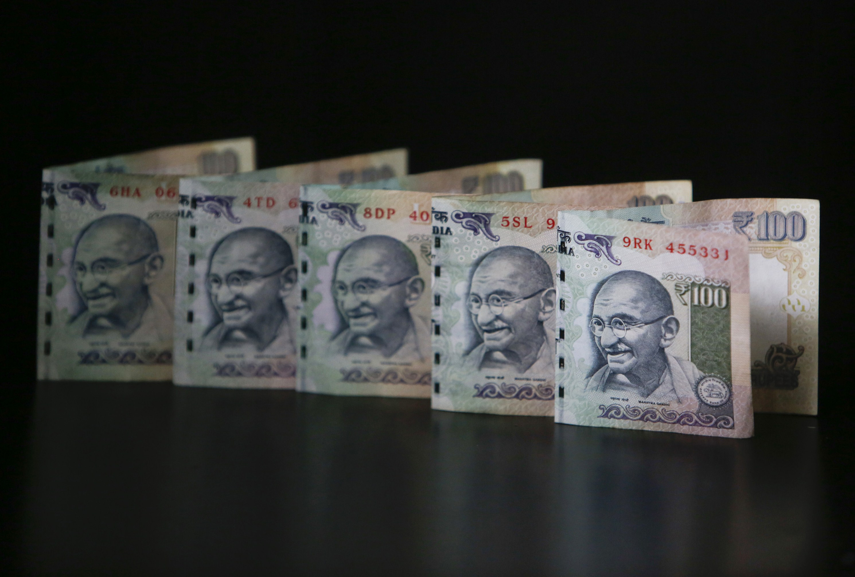 Индийская рупия к доллару на сегодня. Индийская рупия. Куча рупий. Тургунова рупия США. Германия и Индия.