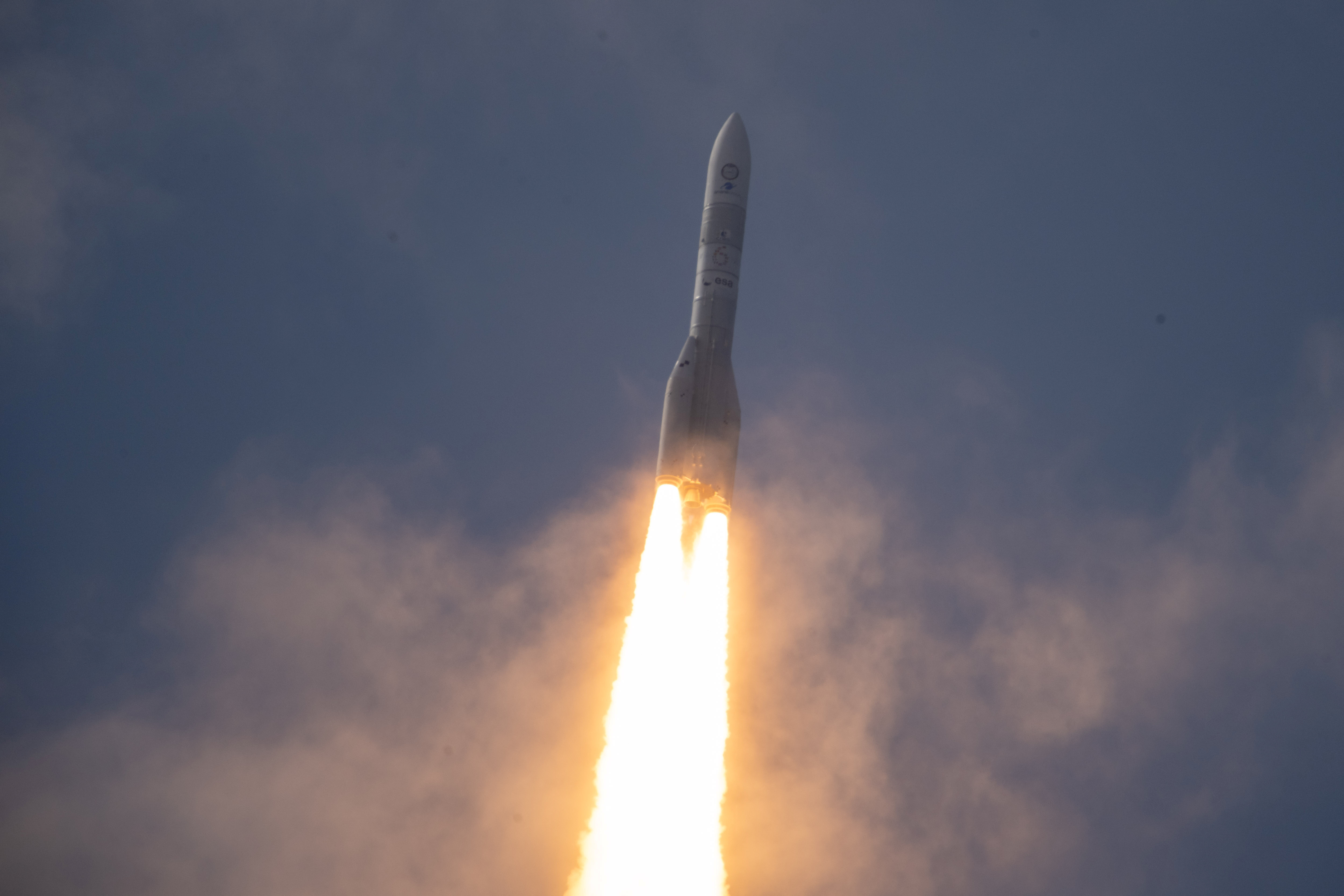 欧州の新型ロケット「アリアン６」、初の打ち上げ成功　競争激化