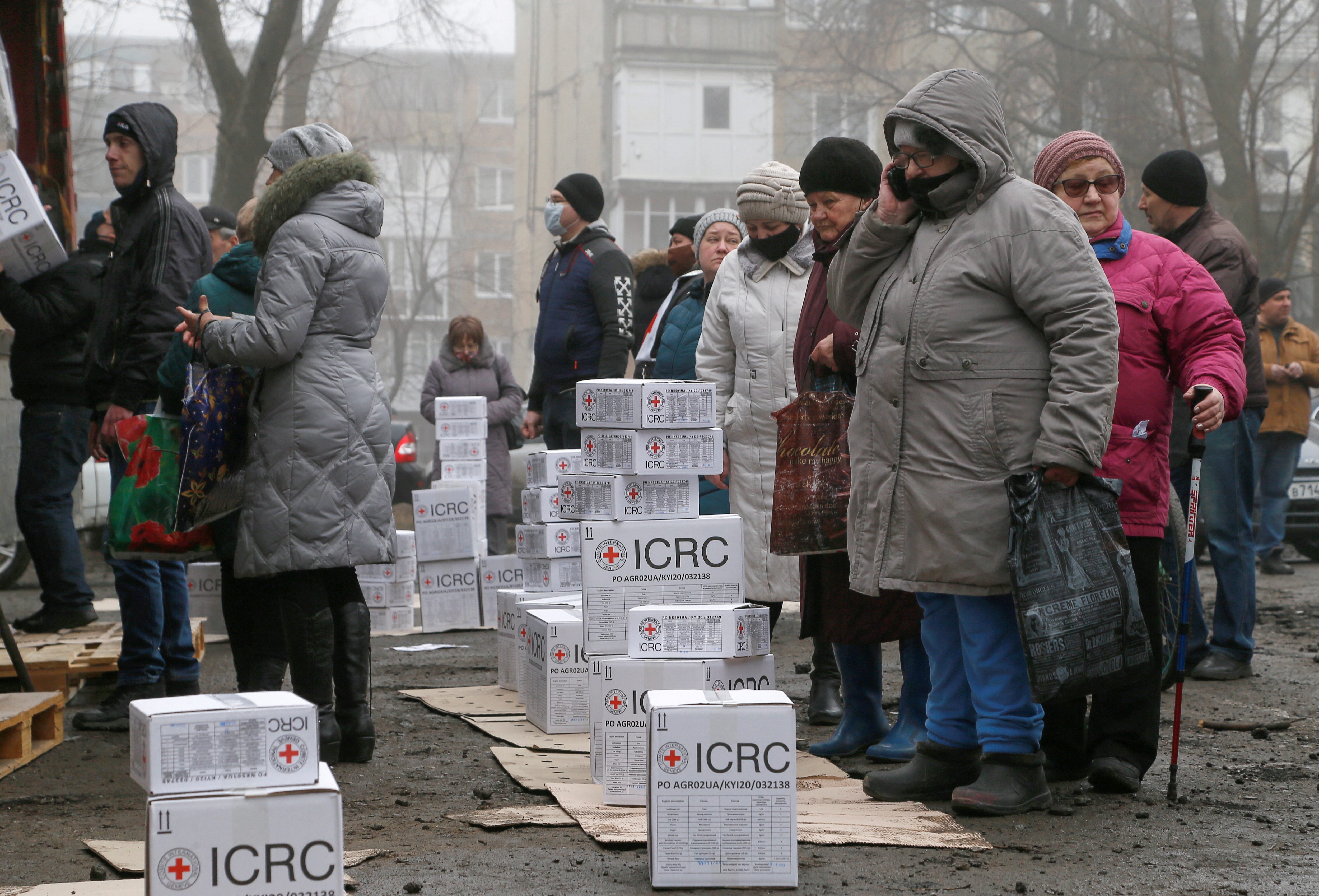 People receive ICRC humanitarian aid in Donetsk