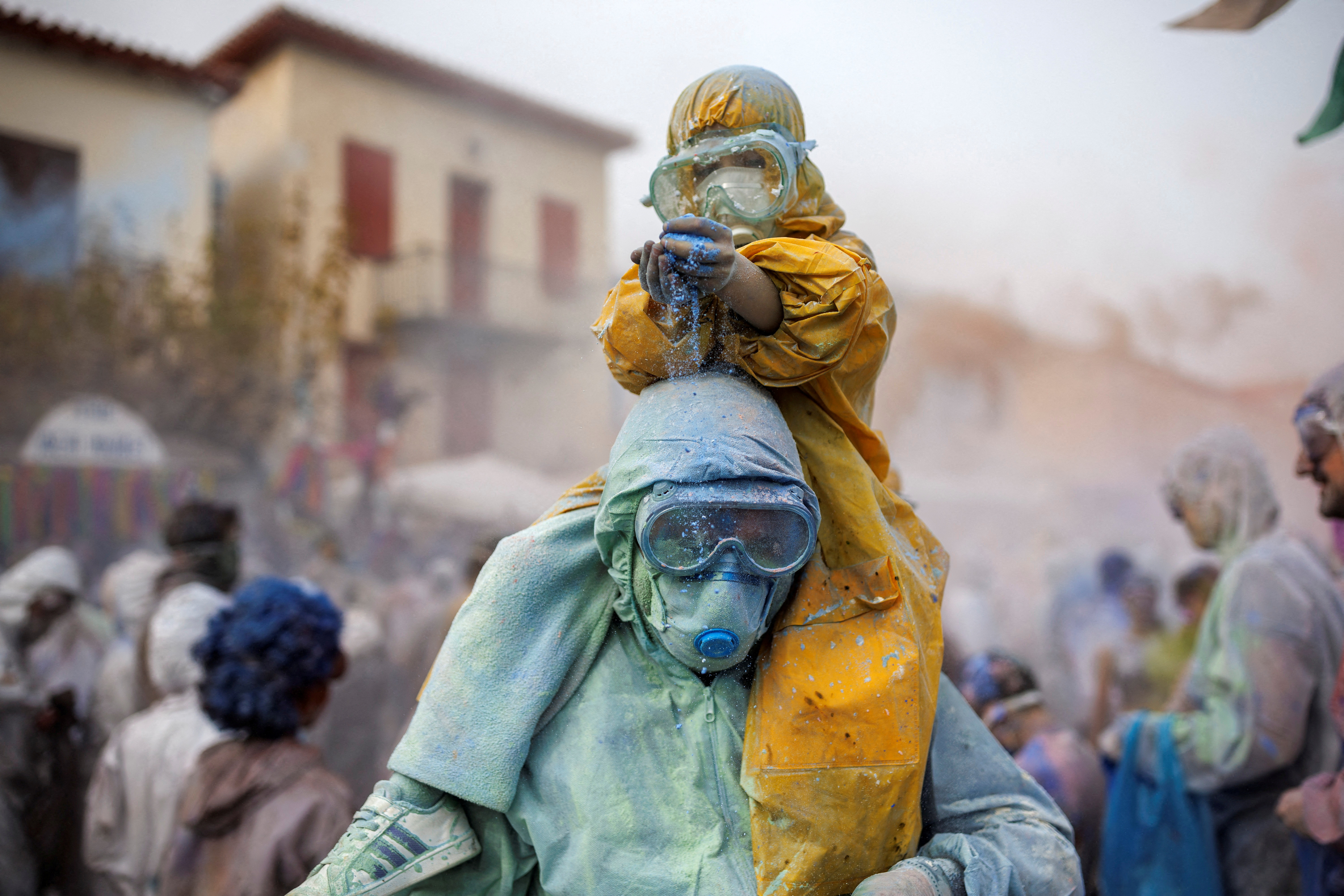 Los juerguistas celebran el "Lunes de Ceniza" participando en una colorida "guerra de la harina".
