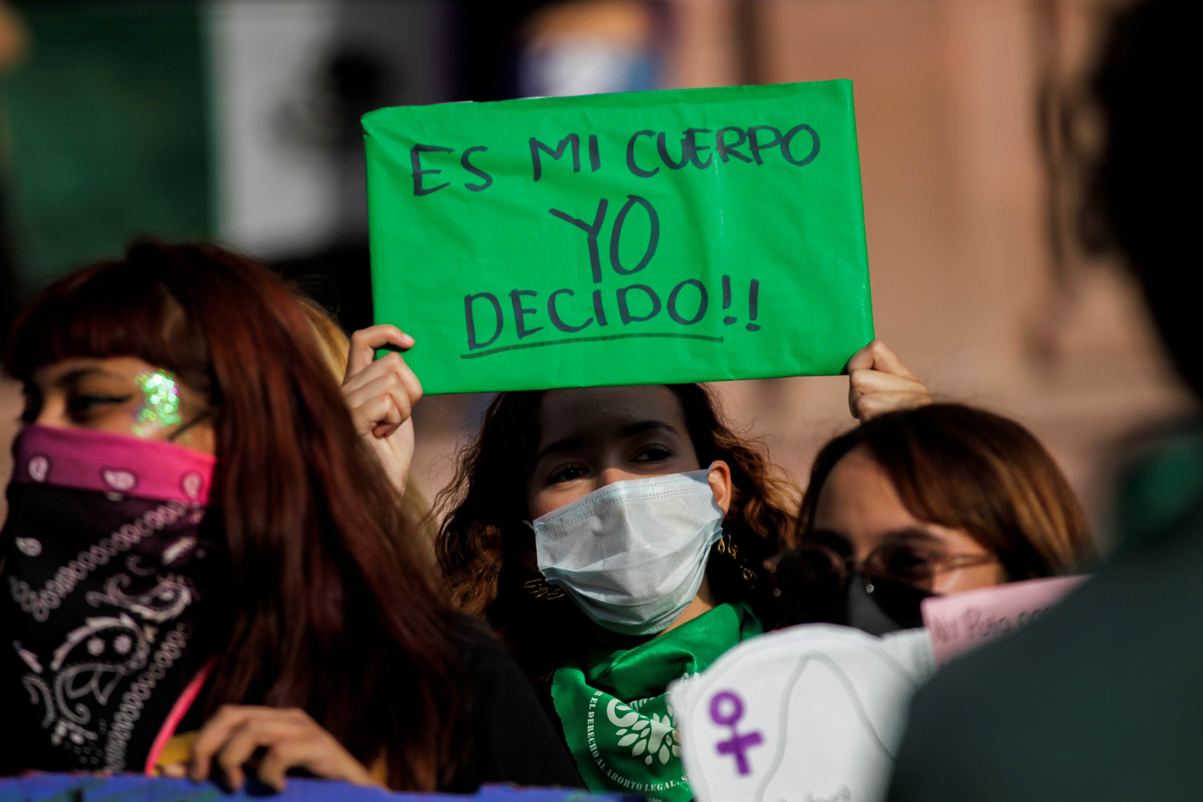 Митинг феминисток в мексике парень заехал