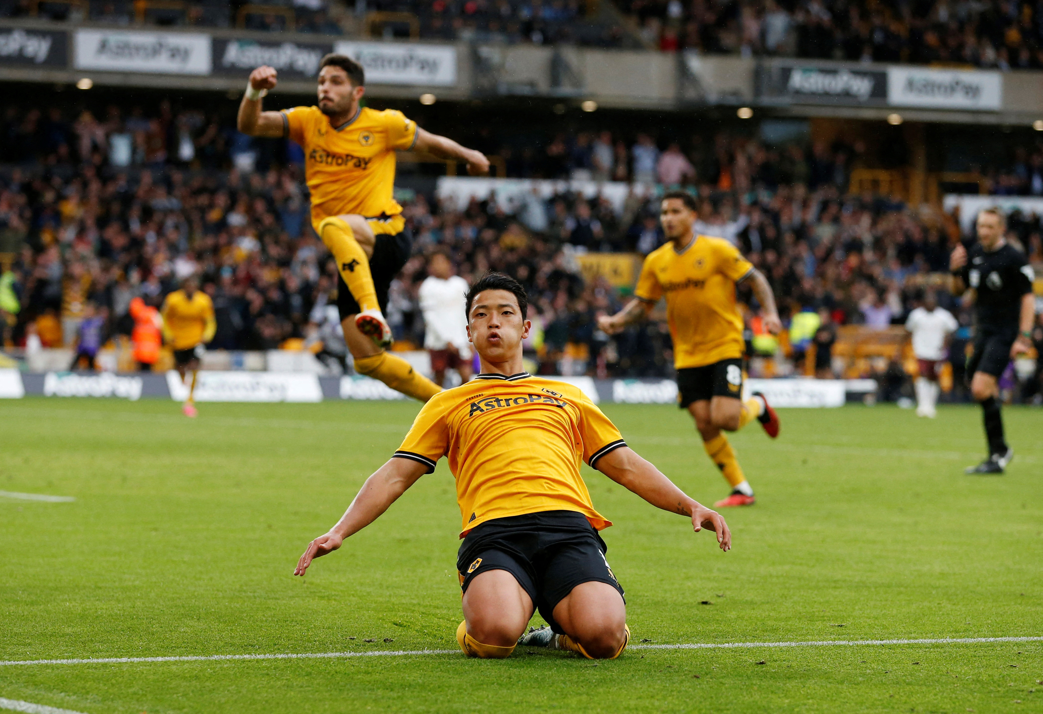 Champions City shocked by Wolves, Spurs down nine-man Liverpool Reuters
