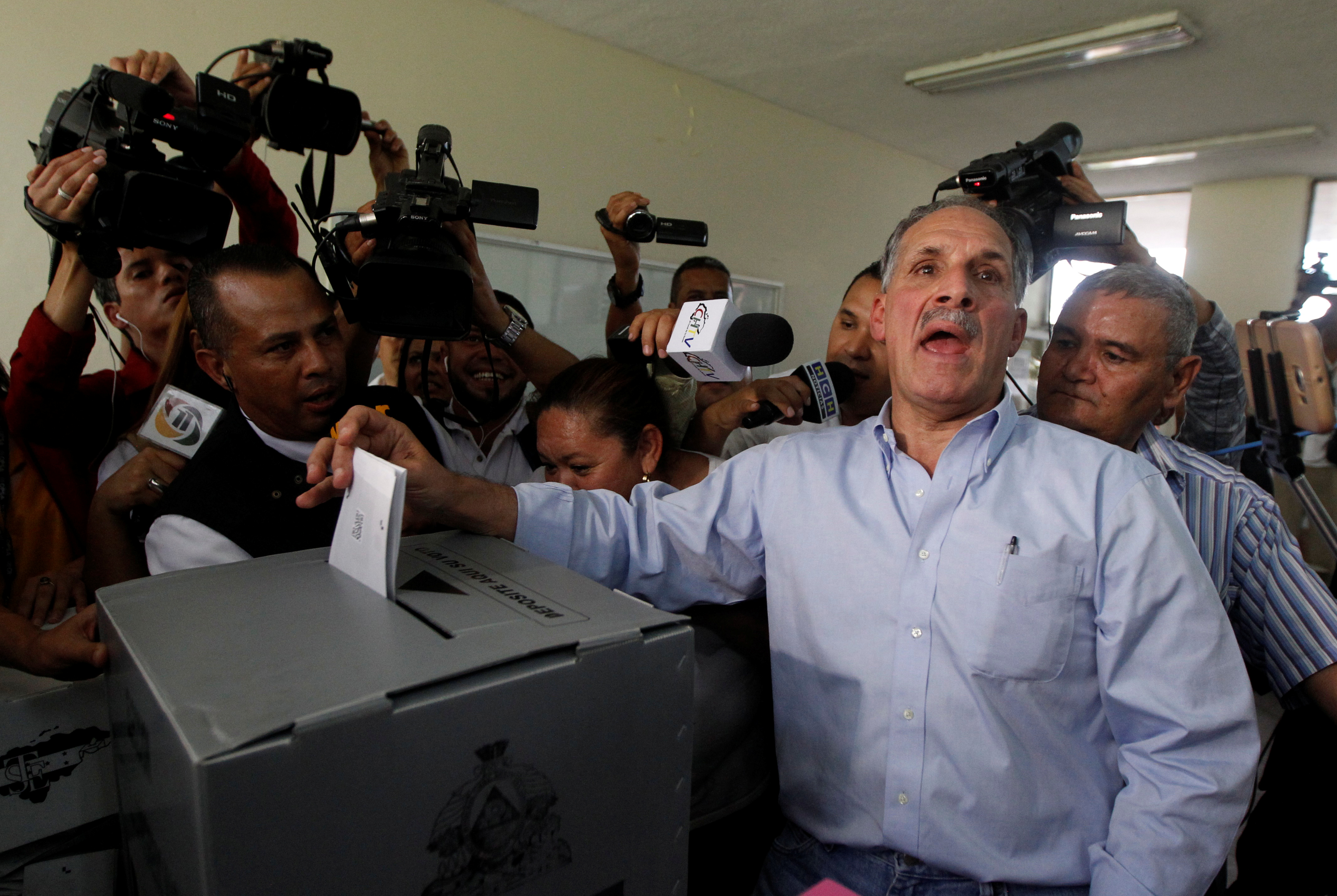 Tegucigalpa's mayor Nasry Juan Asfura Zablah casts his ballot during the primary elections, in a public school used as a polling station in Tegucigalpa