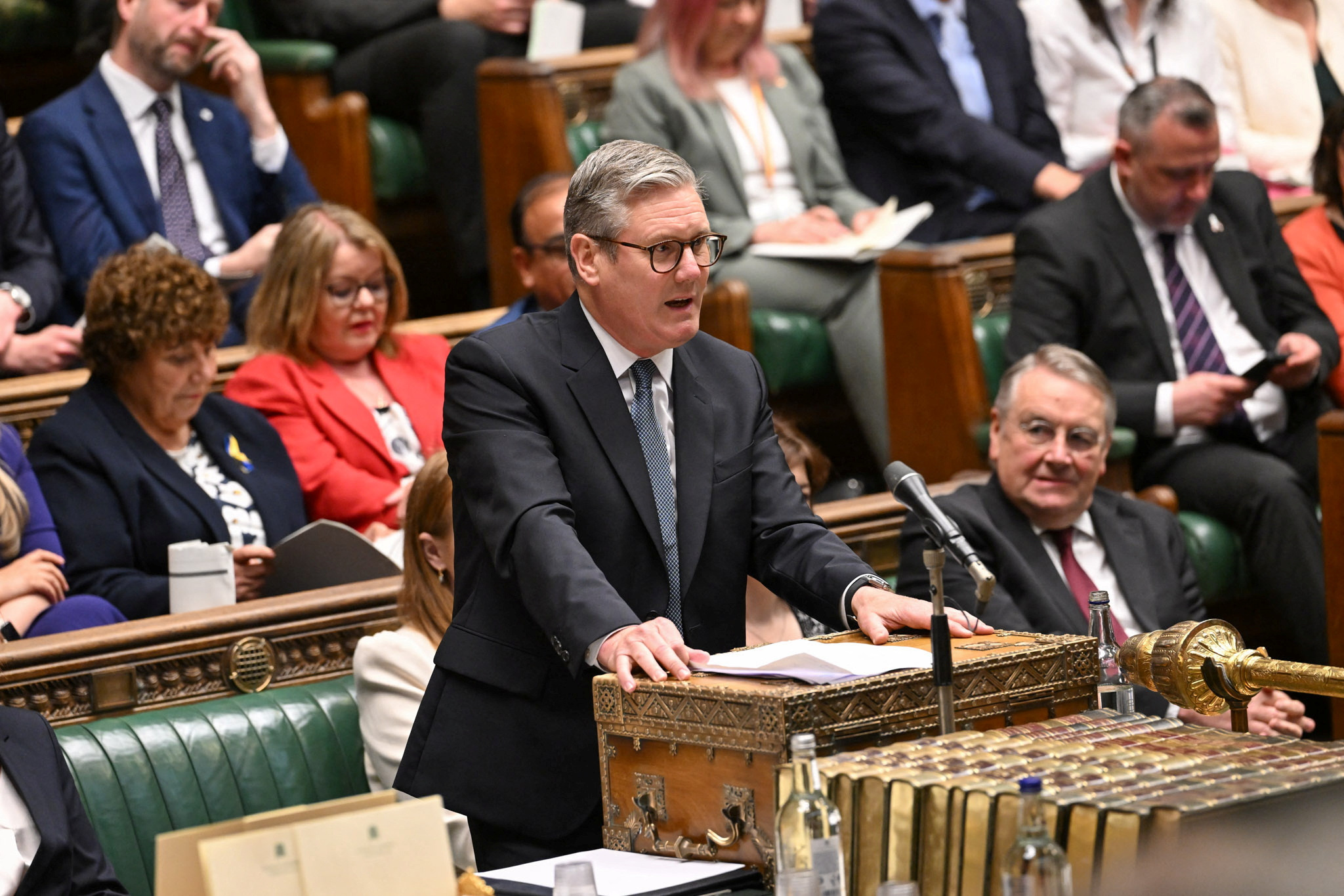 powerpoint presentation reading notes PMQs at the House of Commons in London