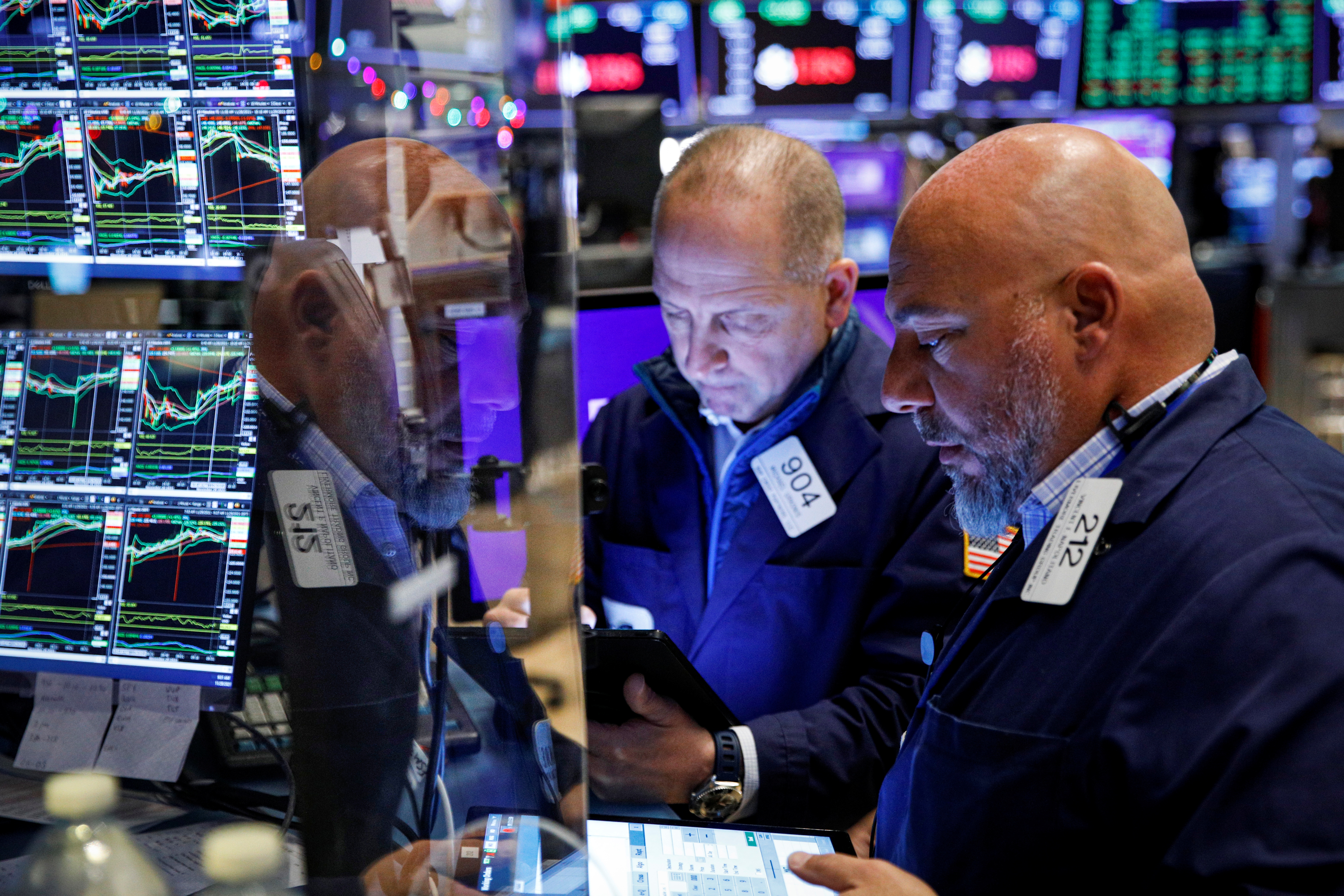 Traders work on the floor of the New York Stock Exchange (NYSE) in New York City, U.S., November 29, 2021.  REUTERS/Brendan McDermid