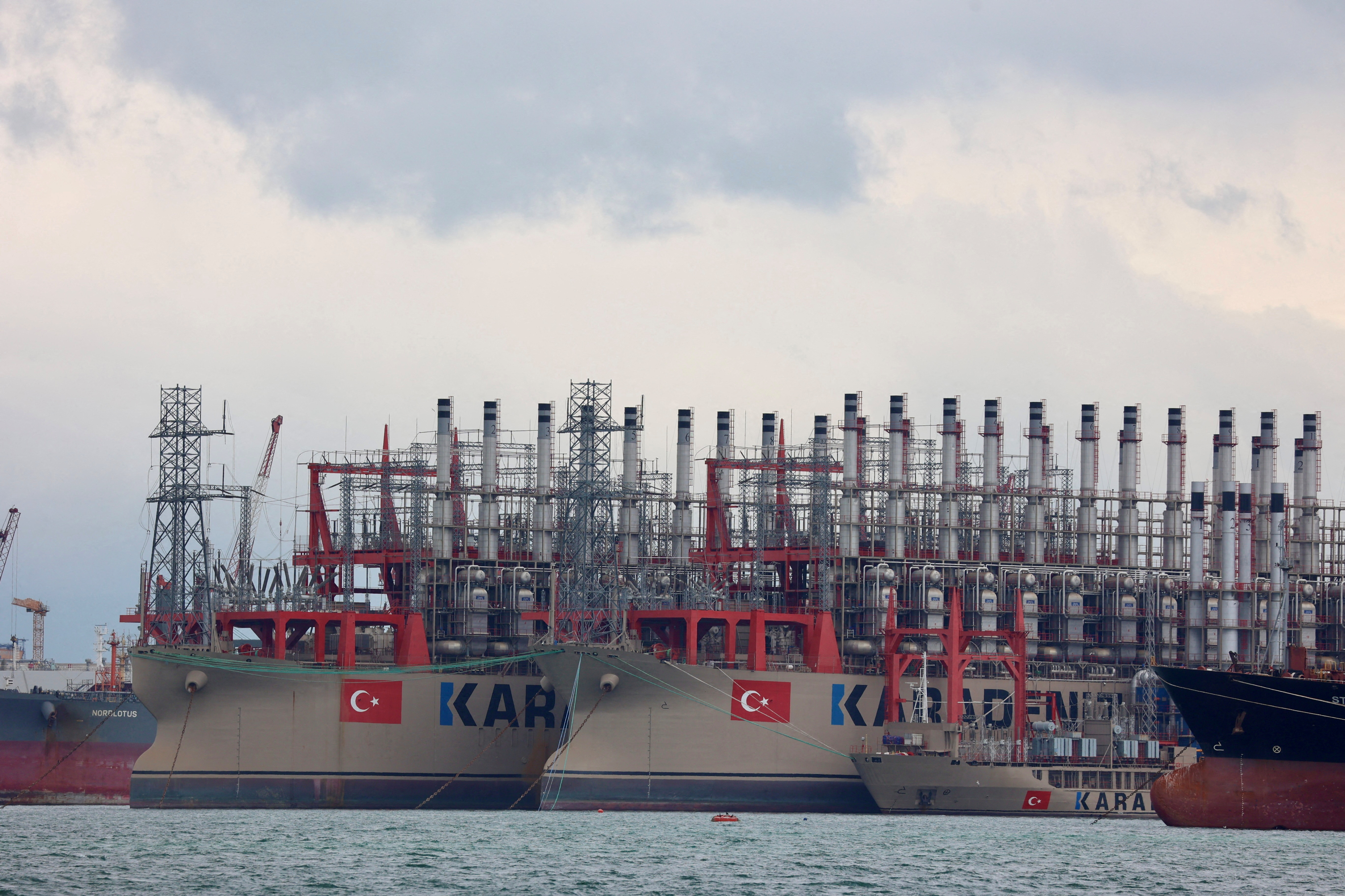 İzmit Körfezi'ndeki Altınova Limanı'nda carpowership gemileri resmedildi