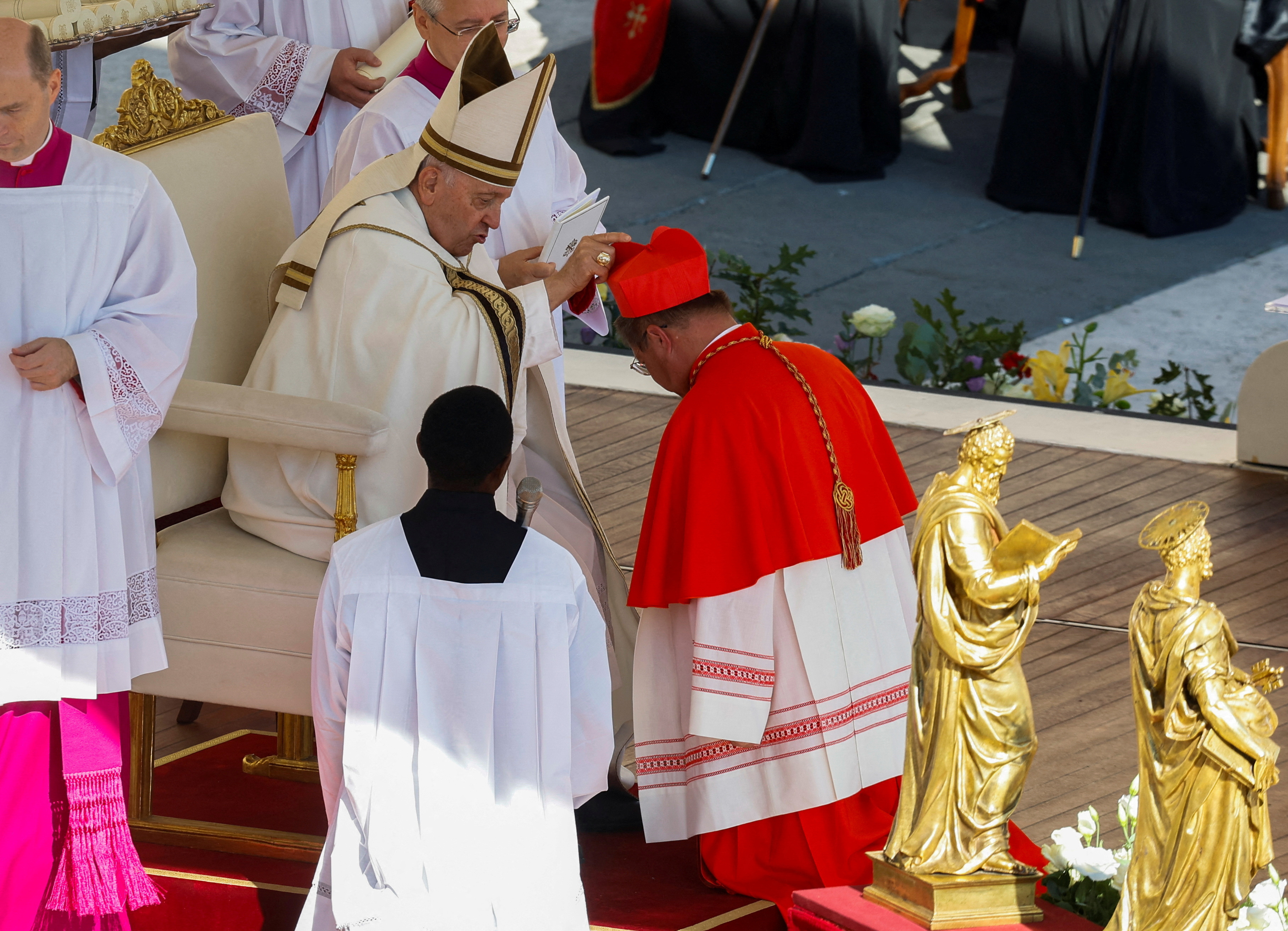 Ο Πάπας Φραγκίσκος ηγείται μιας συντηρητικής τελετής