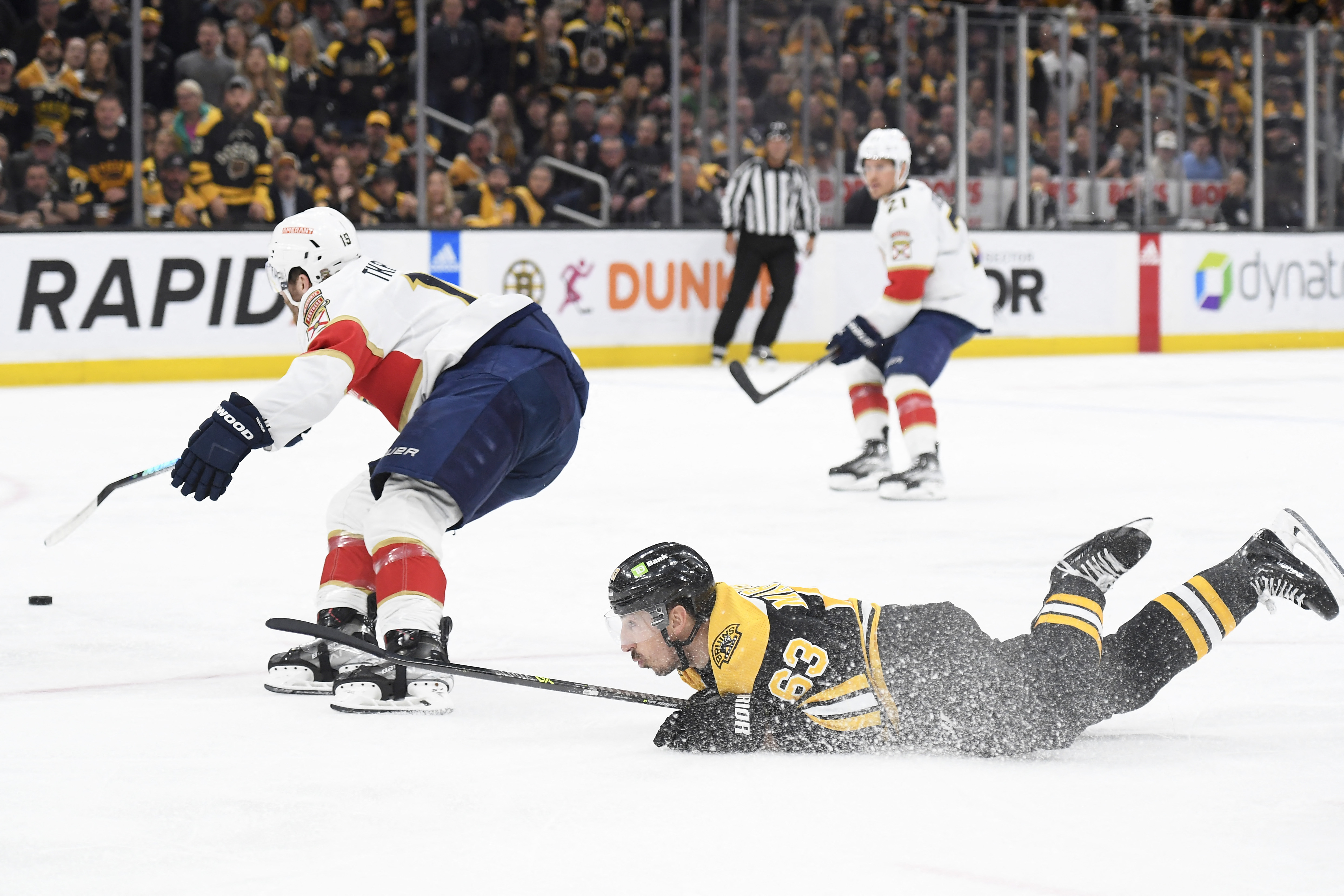 NHL roundup: Panthers stun Bruins to even series