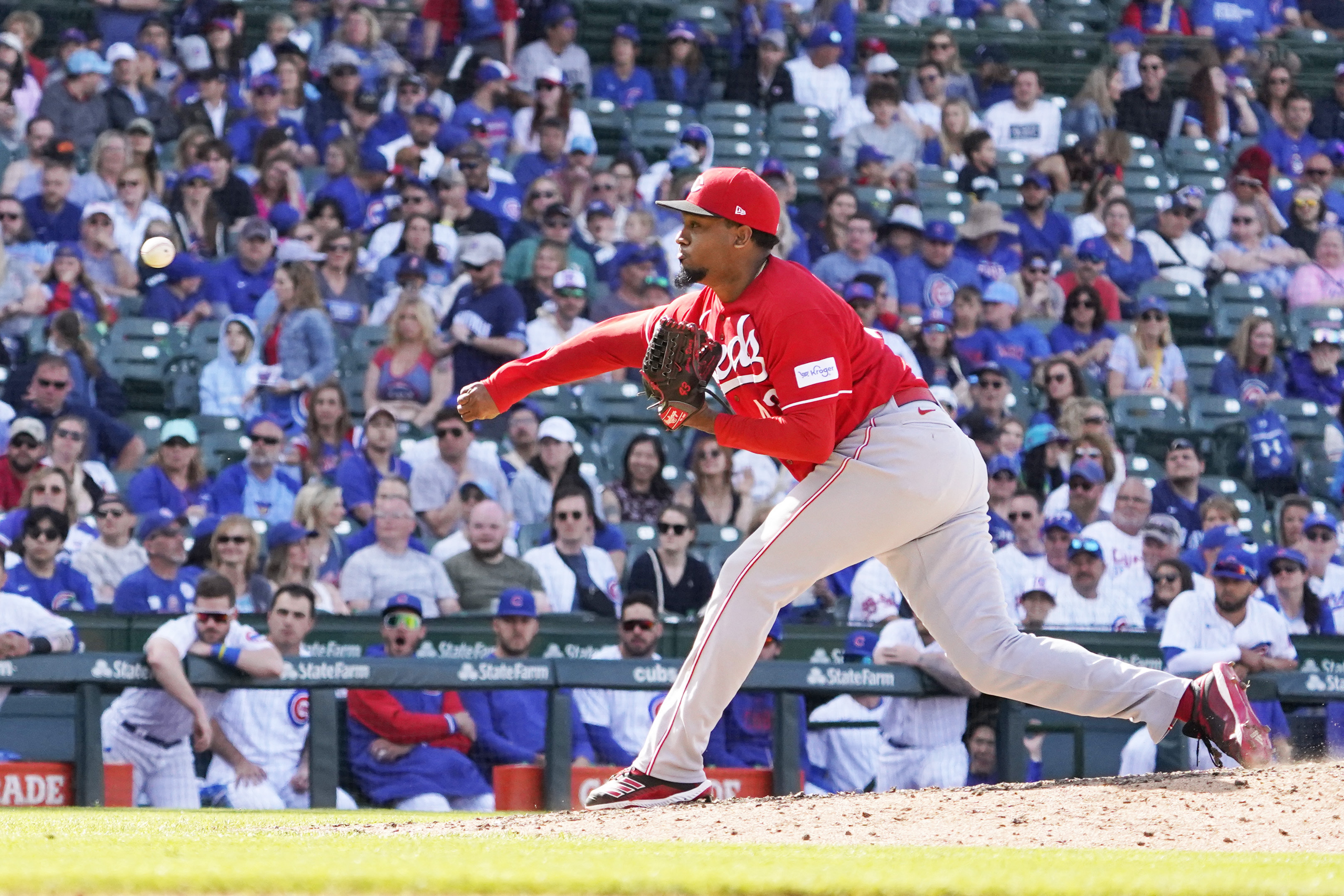 Hot-hitting Reds earn road sweep over Cubs