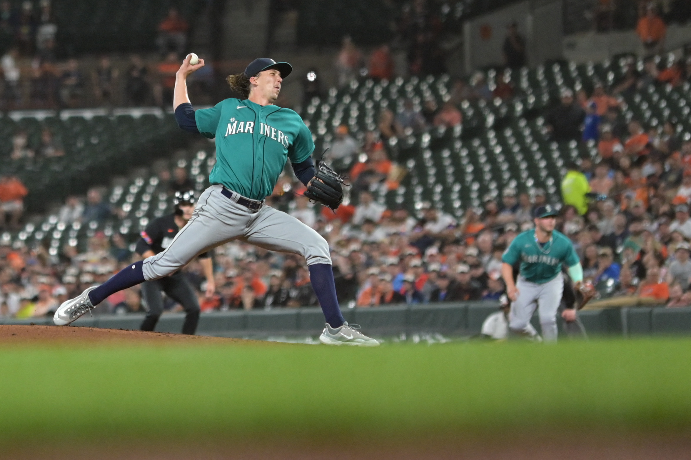 Mariners get pitching, hitting in 13-1 drubbing of Orioles