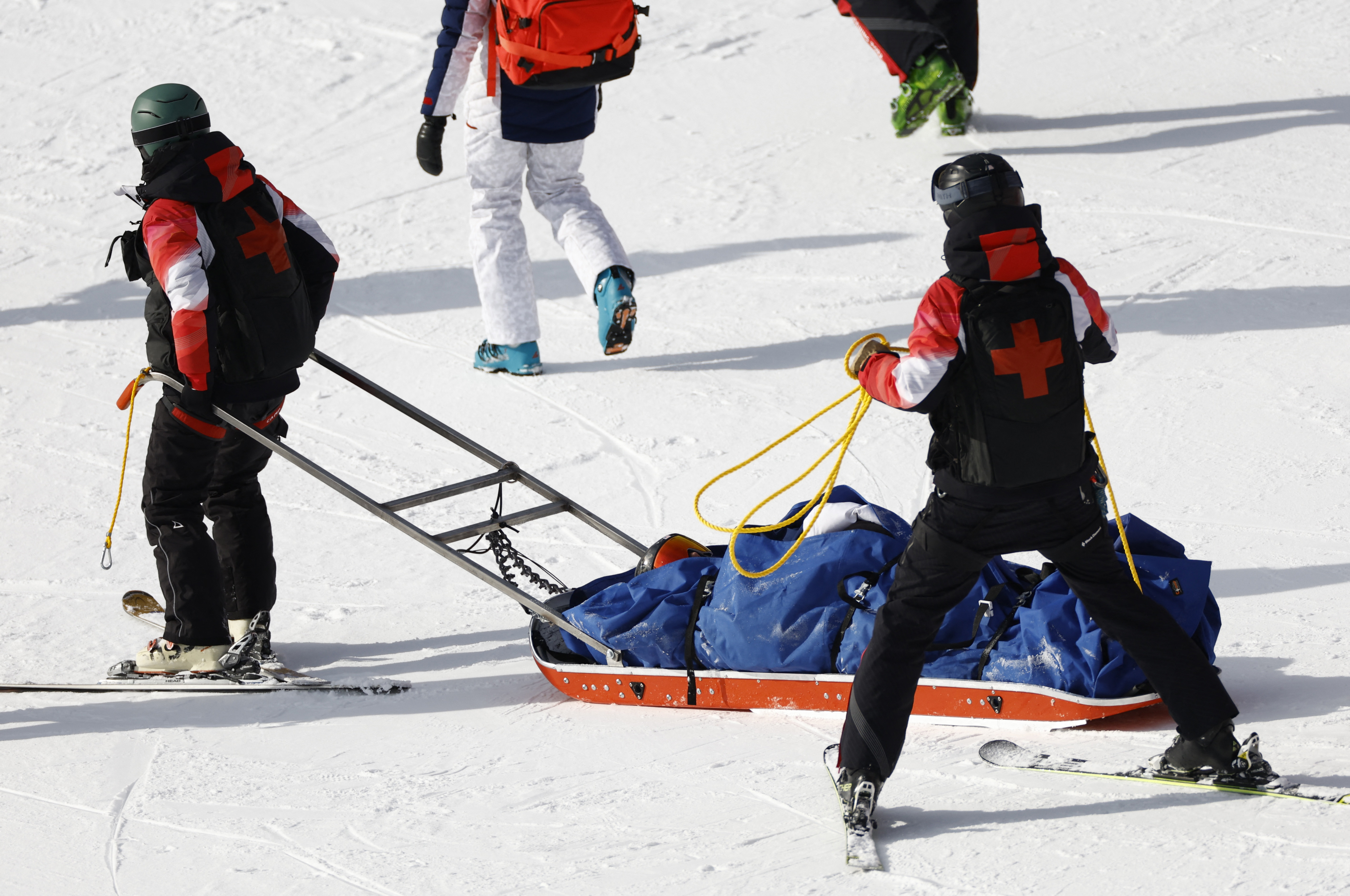 Упавший лыжник. Лыжник упал. Падение лыжника.