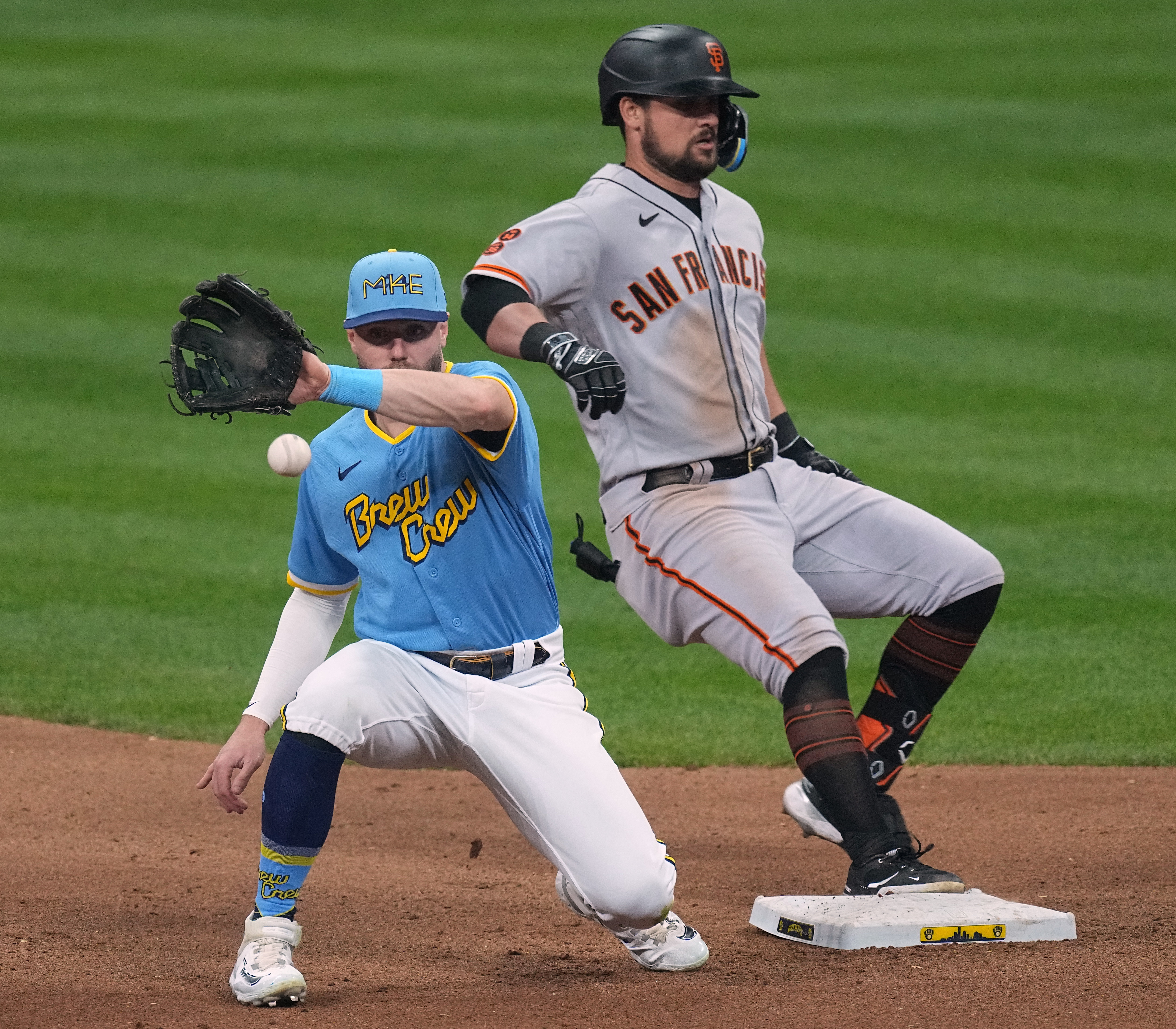 Giants move above .500 with rout of Brewers