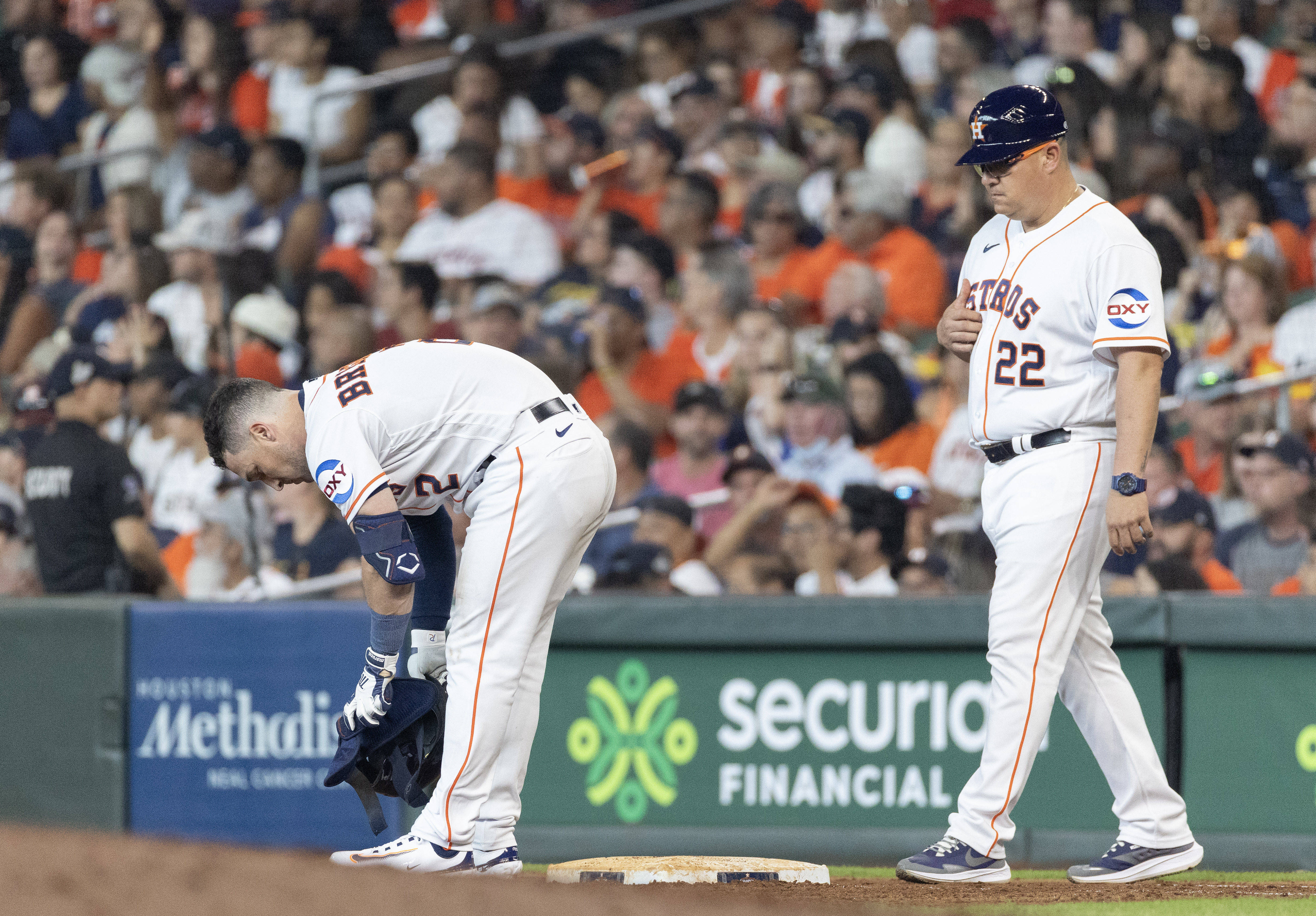 Reds drub Astros 10-3, post seventh straight win