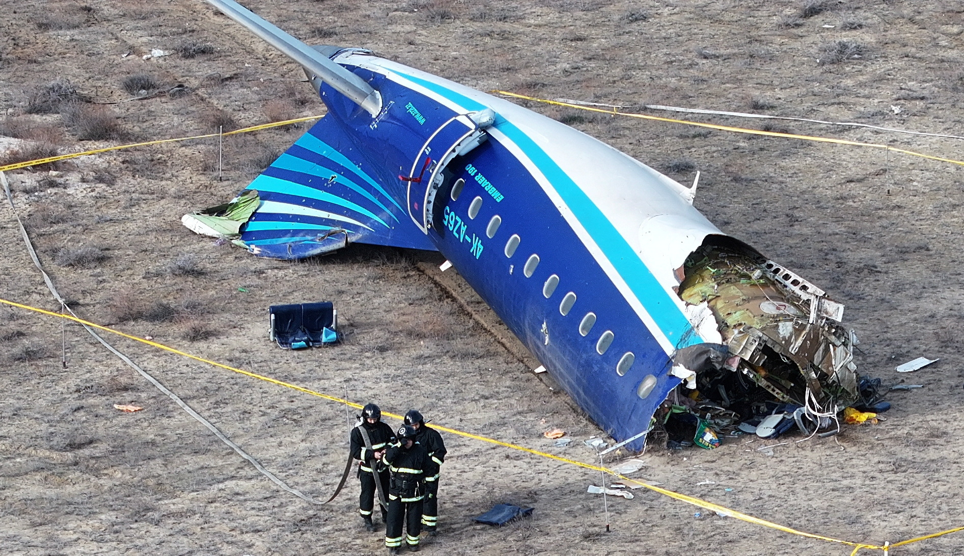 Restos del vuelo J2-8243 de Azerbaijan Airlines tras el aterrizaje de emergencia cerca de Aktau, Kazajistán, diciembre de 2024