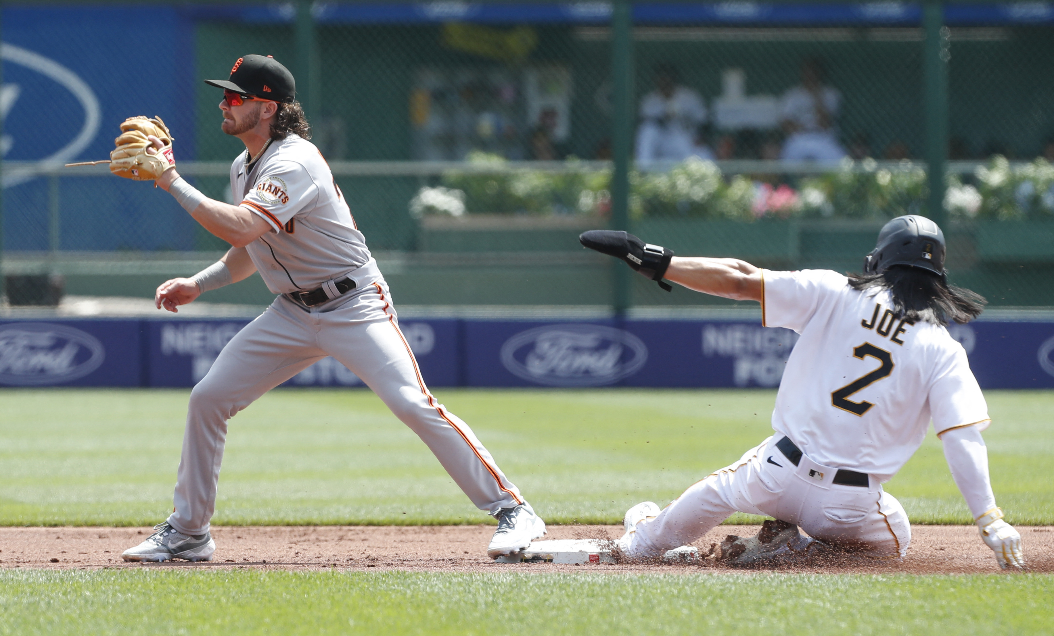 Giants score 5 runs in 10th for series sweep as Pirates continue