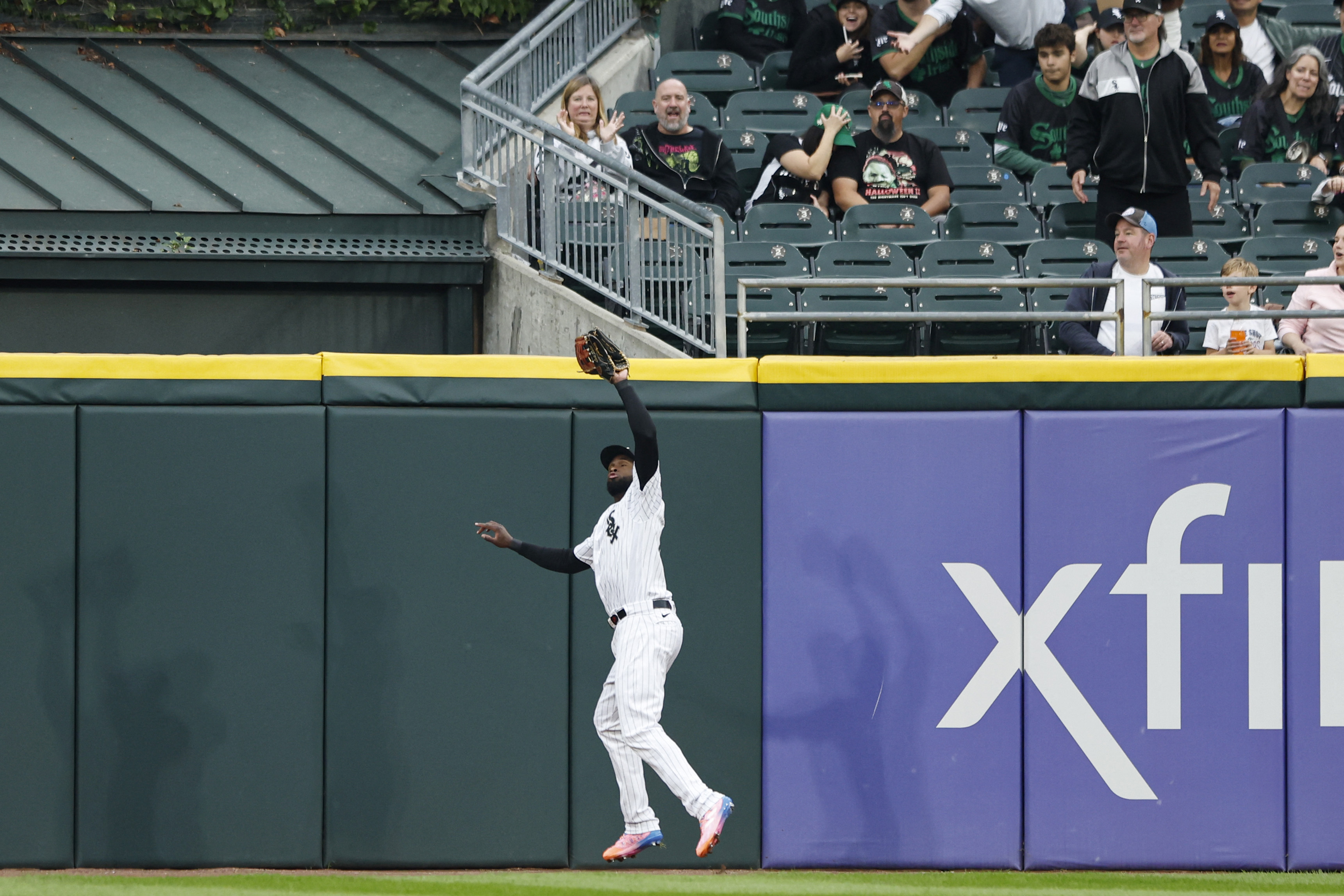 White Sox blast early home runs, hang on to beat Twins 7-6