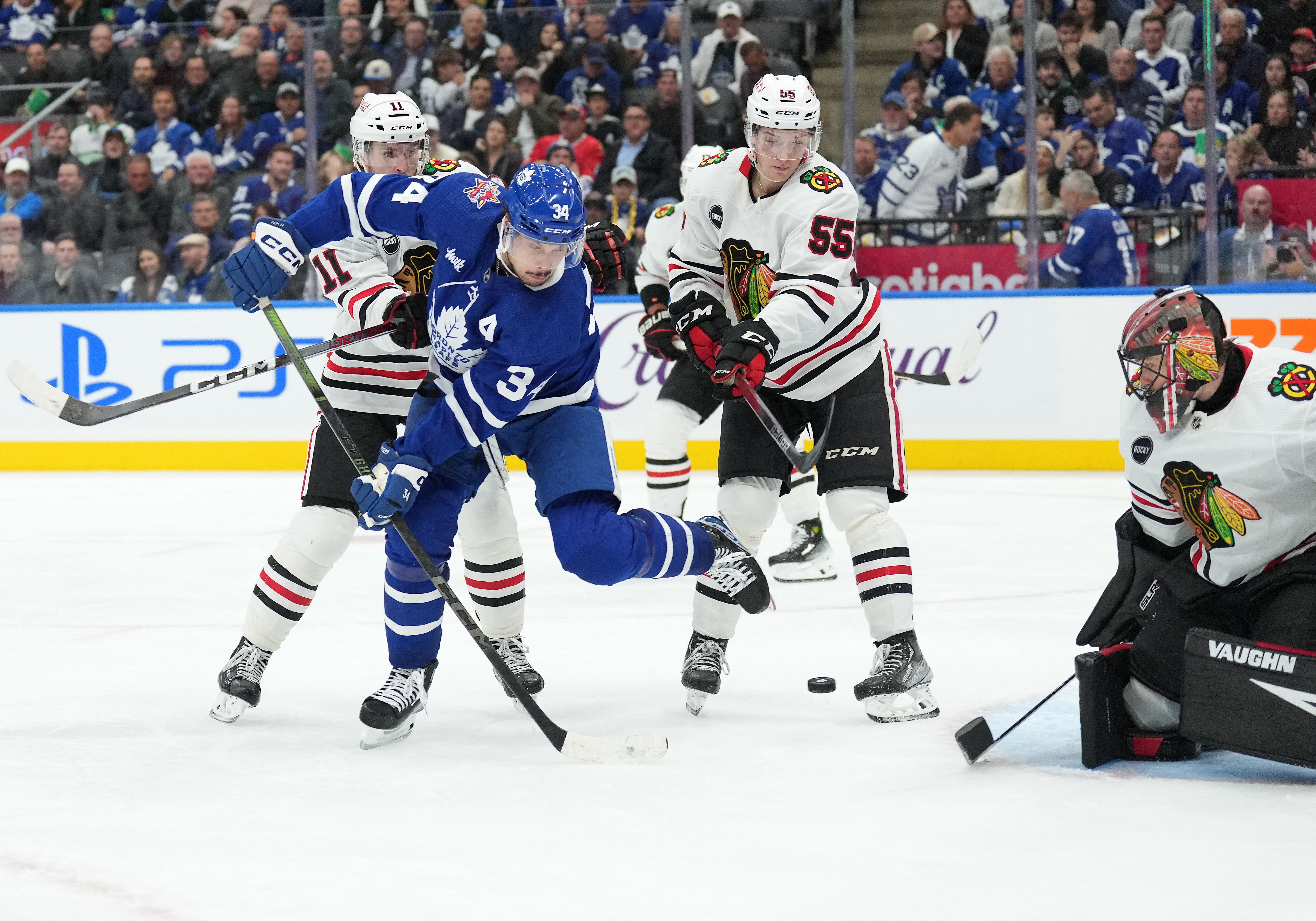 Corey Perry scores as Chicago Blackhawks top Toronto Maple Leafs 4