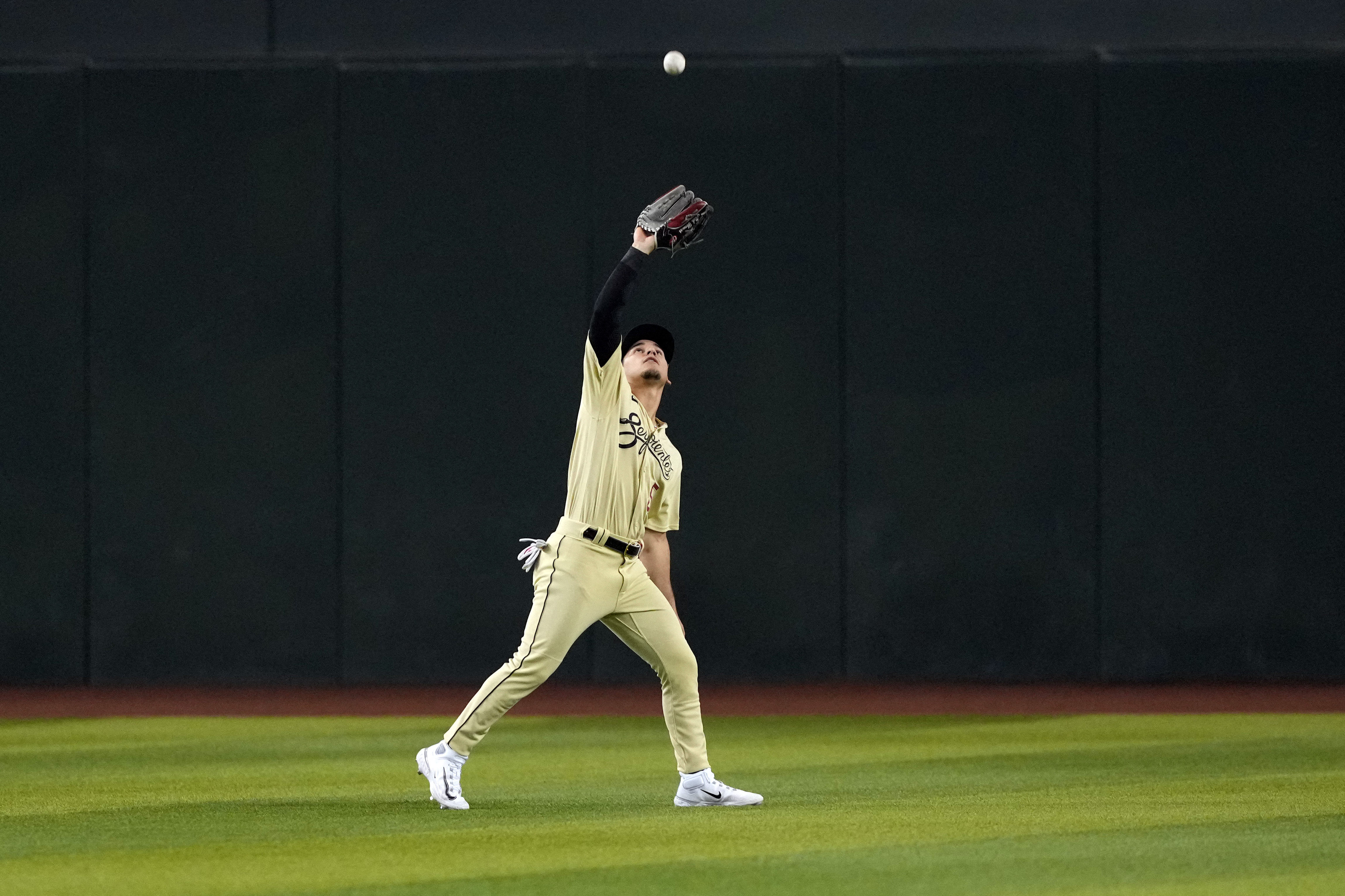 Diamondbacks rally for two runs in 13th to stun Cubs