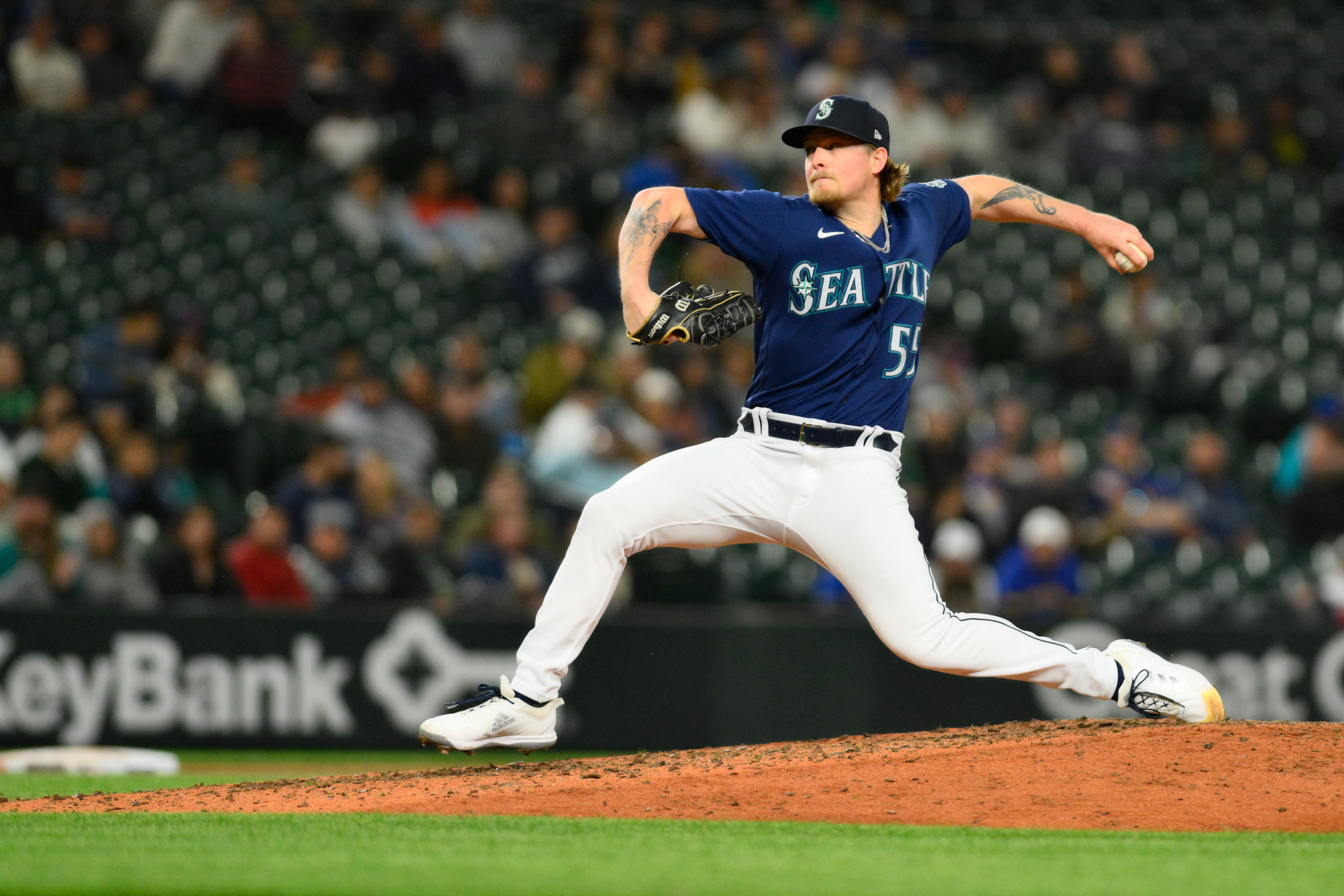 Luis Castillo guides Mariners past A's in series opener