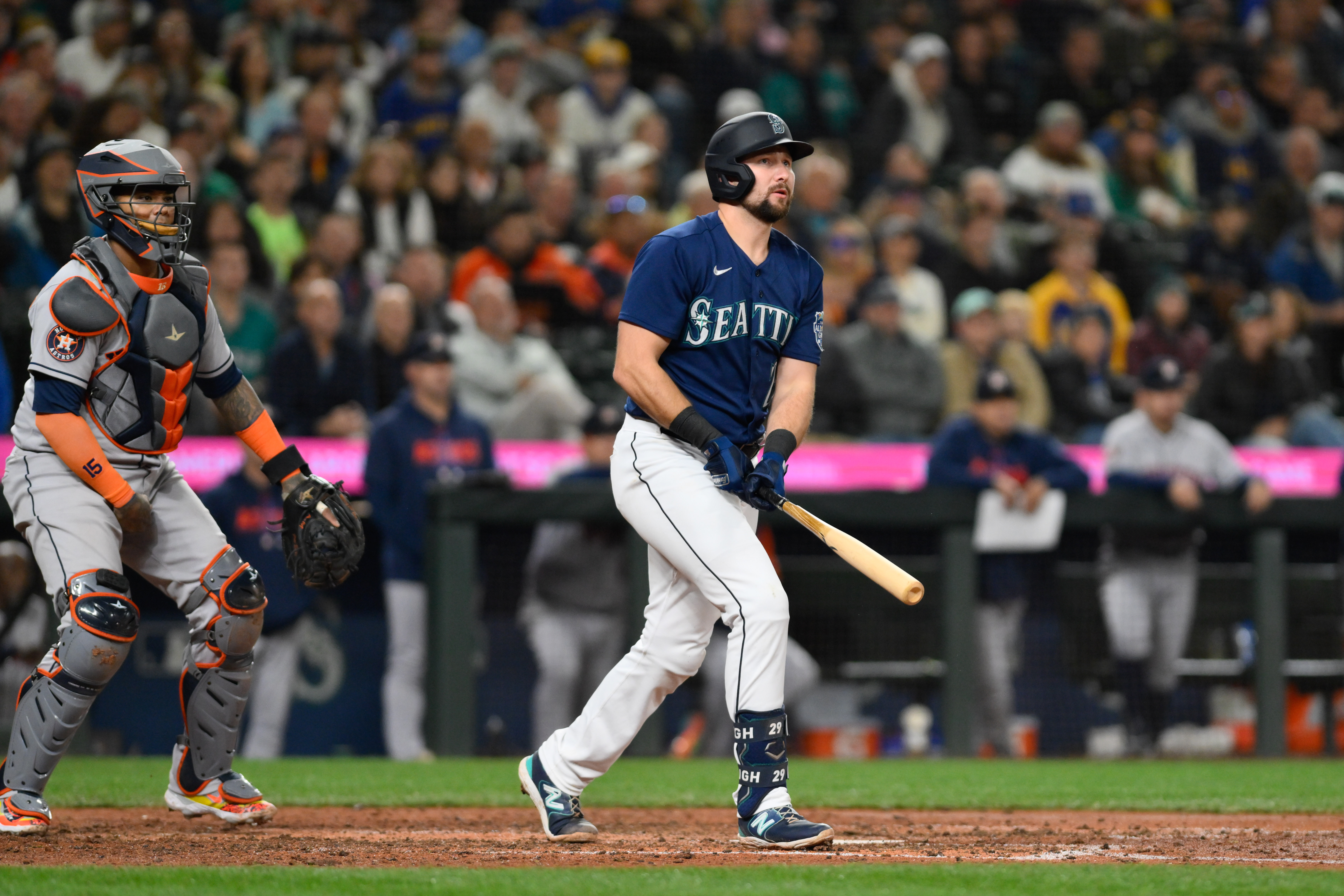 Mariners stay in race with win over Astros