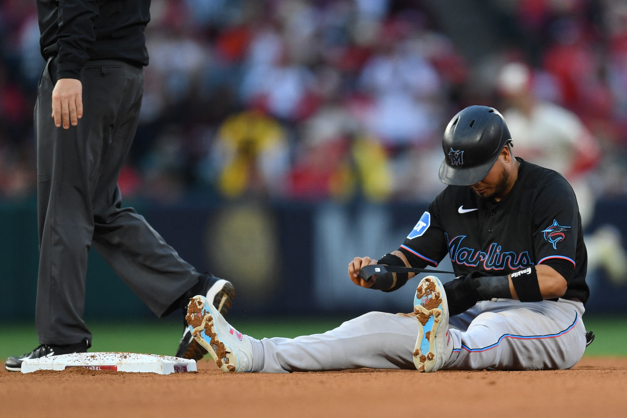 Marlins pile up 16 hits in victory over Angels