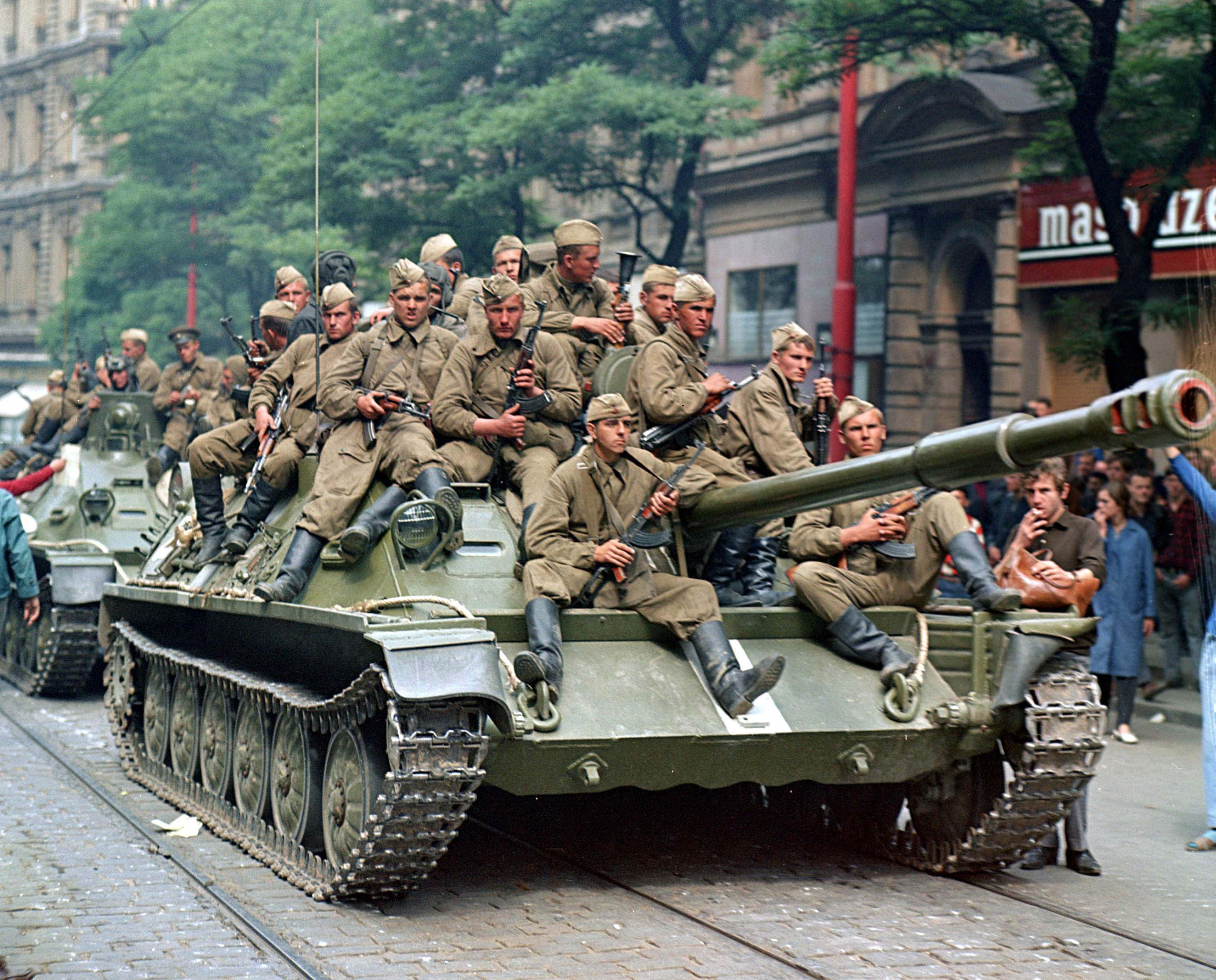 Πούτιν: Η αποστολή σοβιετικών αρμάτων μάχης στην Ουγγαρία και την Τσεχοσλοβακία ήταν λάθος