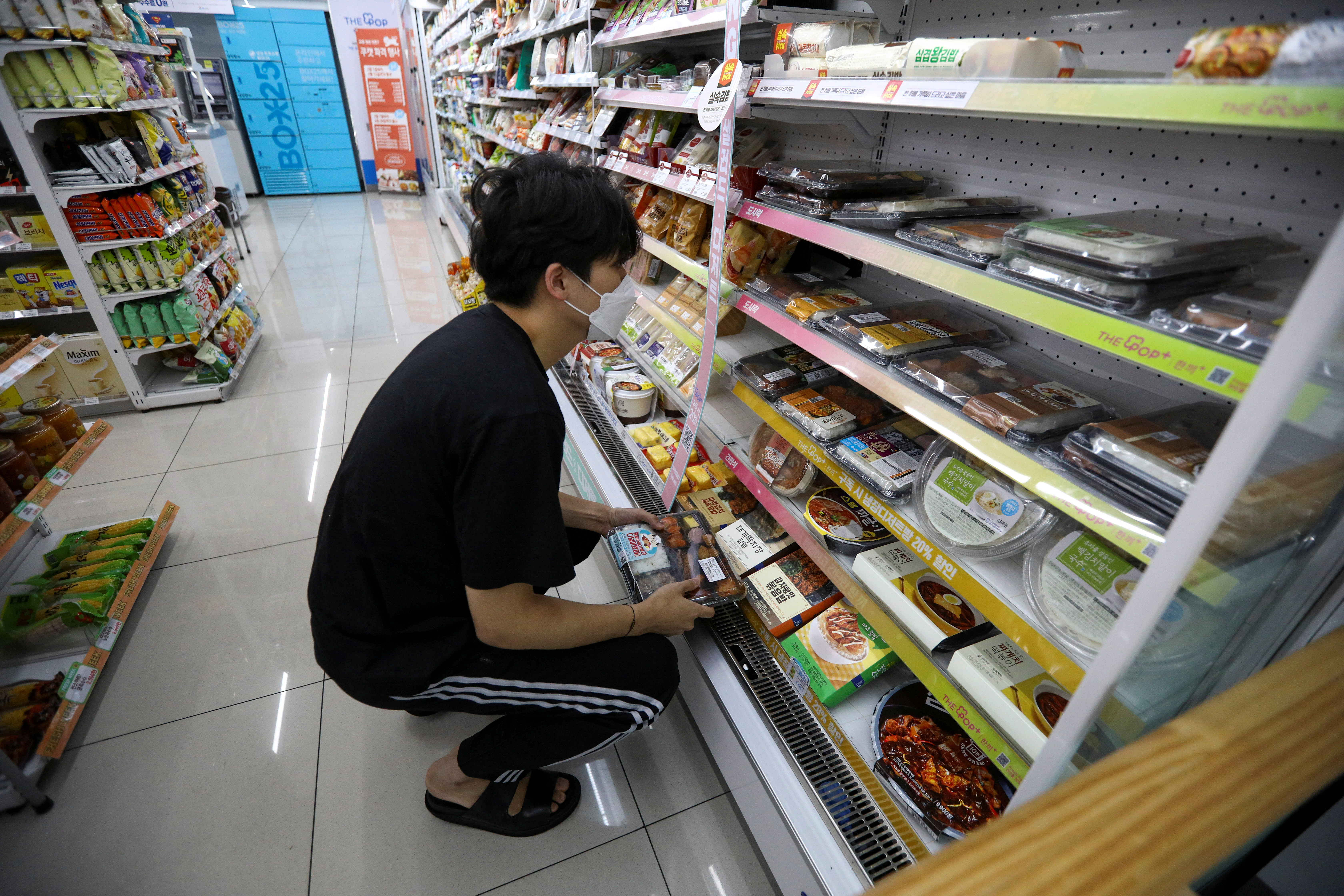 Mandatory holidays for big-box retailers losing traction in Korea