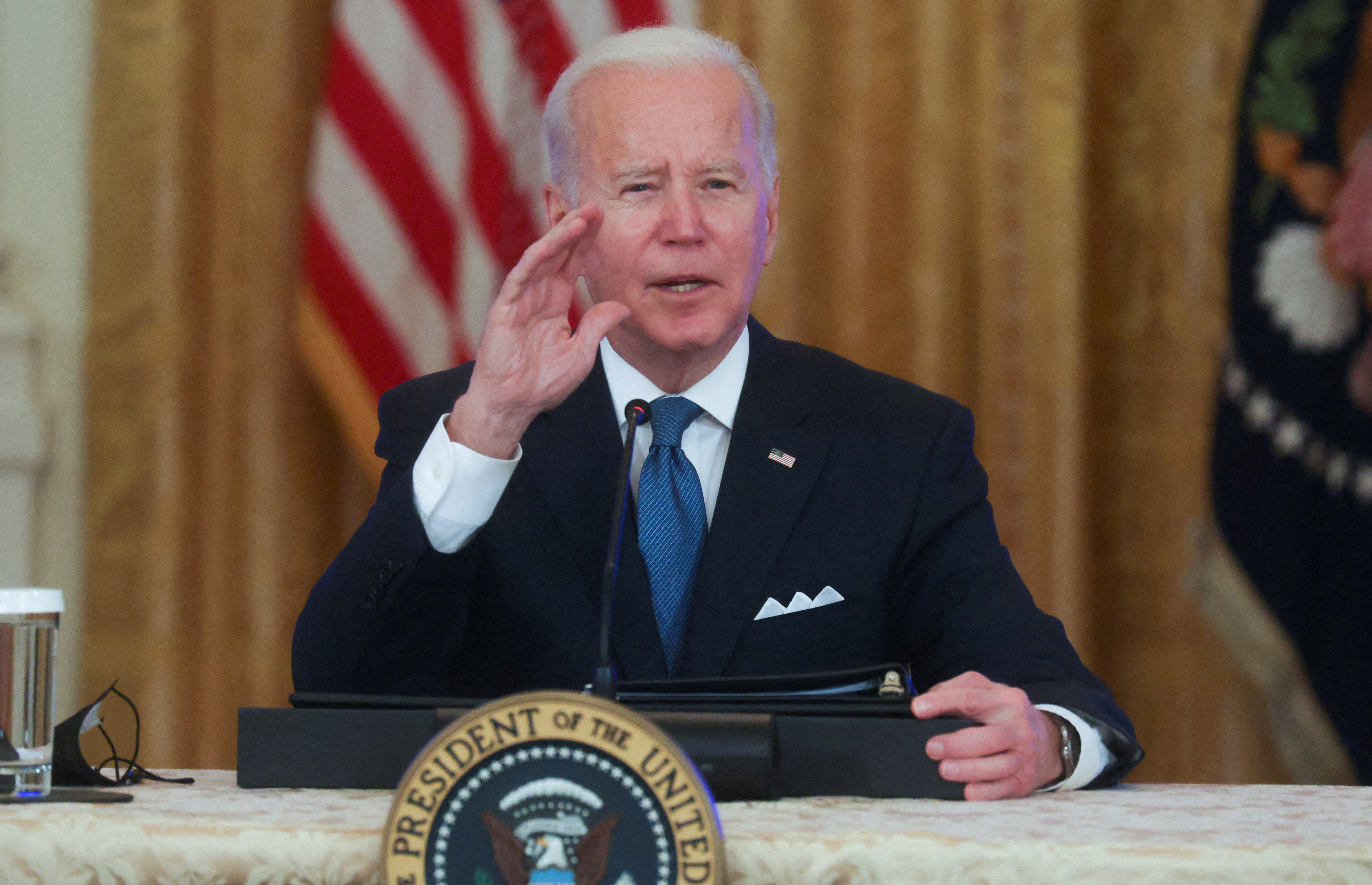 O presidente dos EUA, Joe Biden, responde às perguntas dos repórteres quando se encontra com sua equipe rival em 24 de janeiro de 2022, na Sala Leste da Casa Branca, em Washington.  REUTERS/Leah Millis