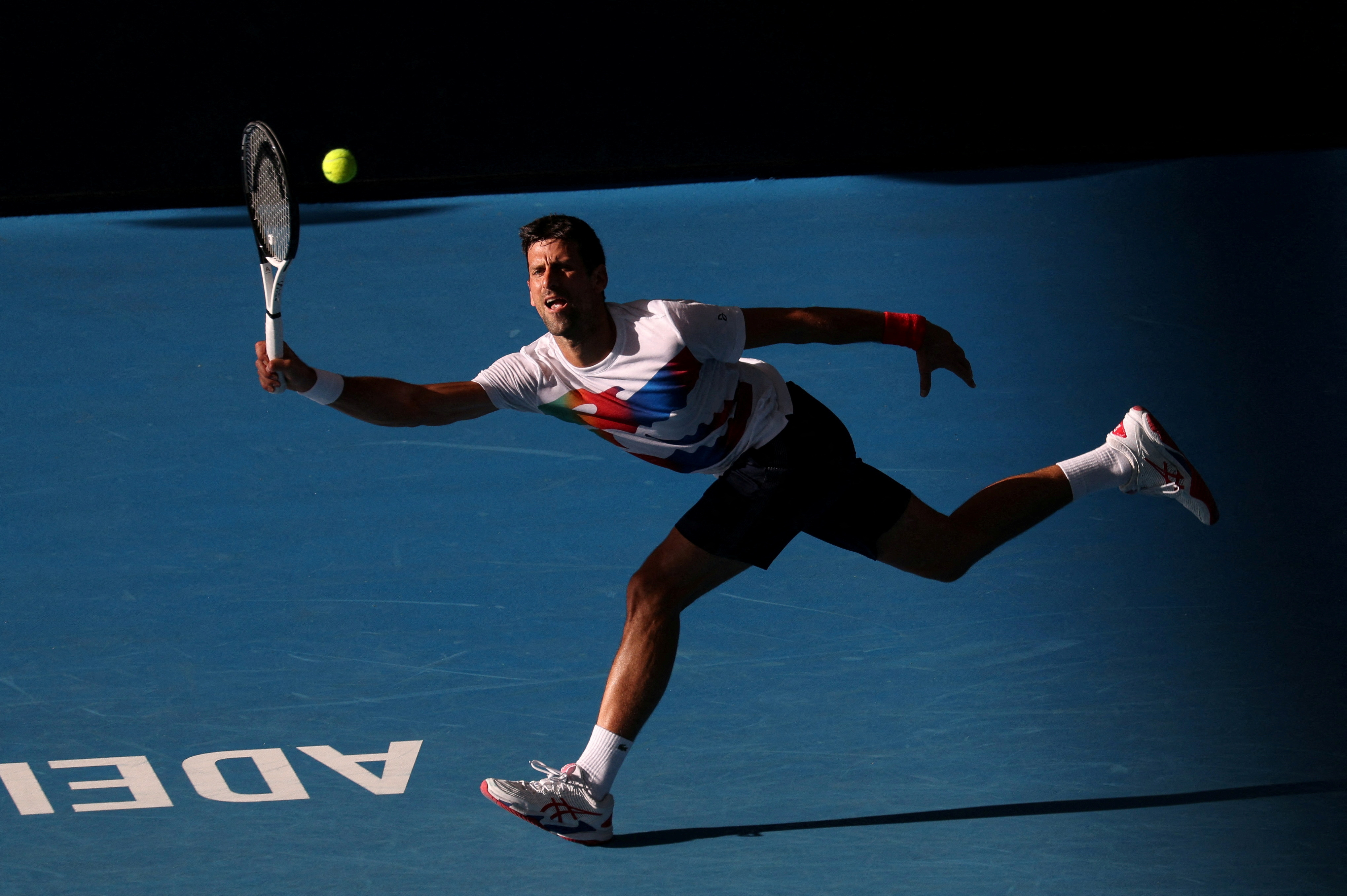 Novak Djokovic practica antes del torneo internacional de tenis de Adelaida