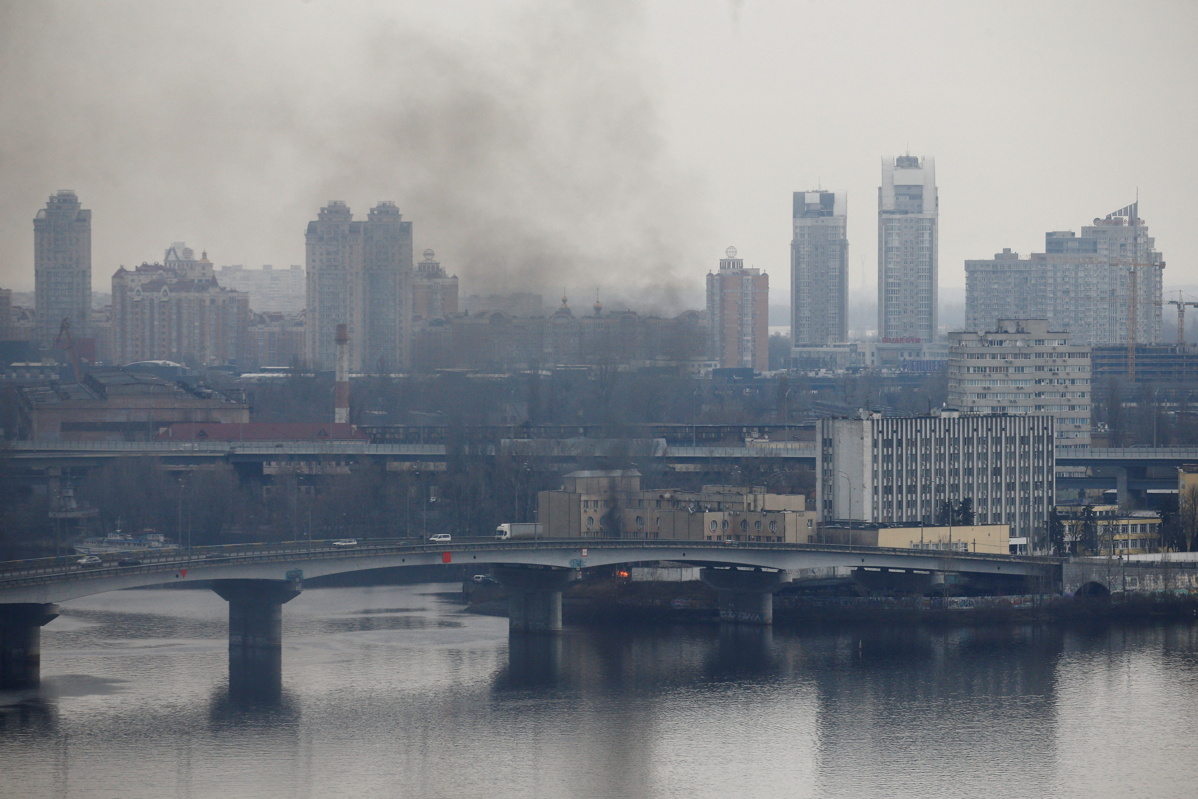 El humo se eleva desde el territorio de la unidad del Ministerio de Defensa de Ucrania, después de que el presidente ruso, Vladimir Putin, autorizó una operación militar en el este de Ucrania, en Kiev, Ucrania, el 24 de febrero de 2022. REUTERS/Valentyn Ogirenko