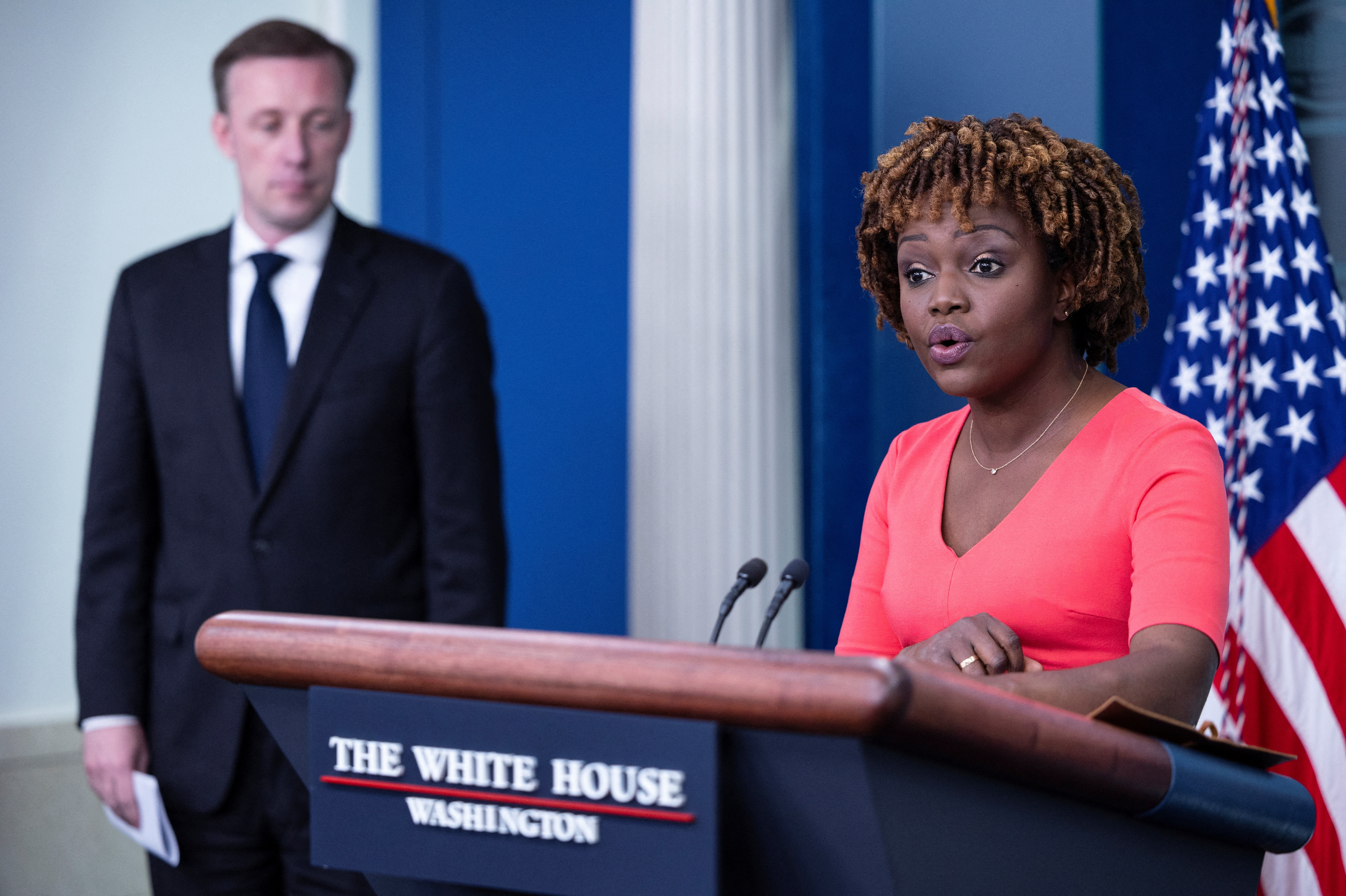 La secretaria de prensa, Karine Jean-Pierre, celebra una conferencia de prensa diaria en la Casa Blanca.