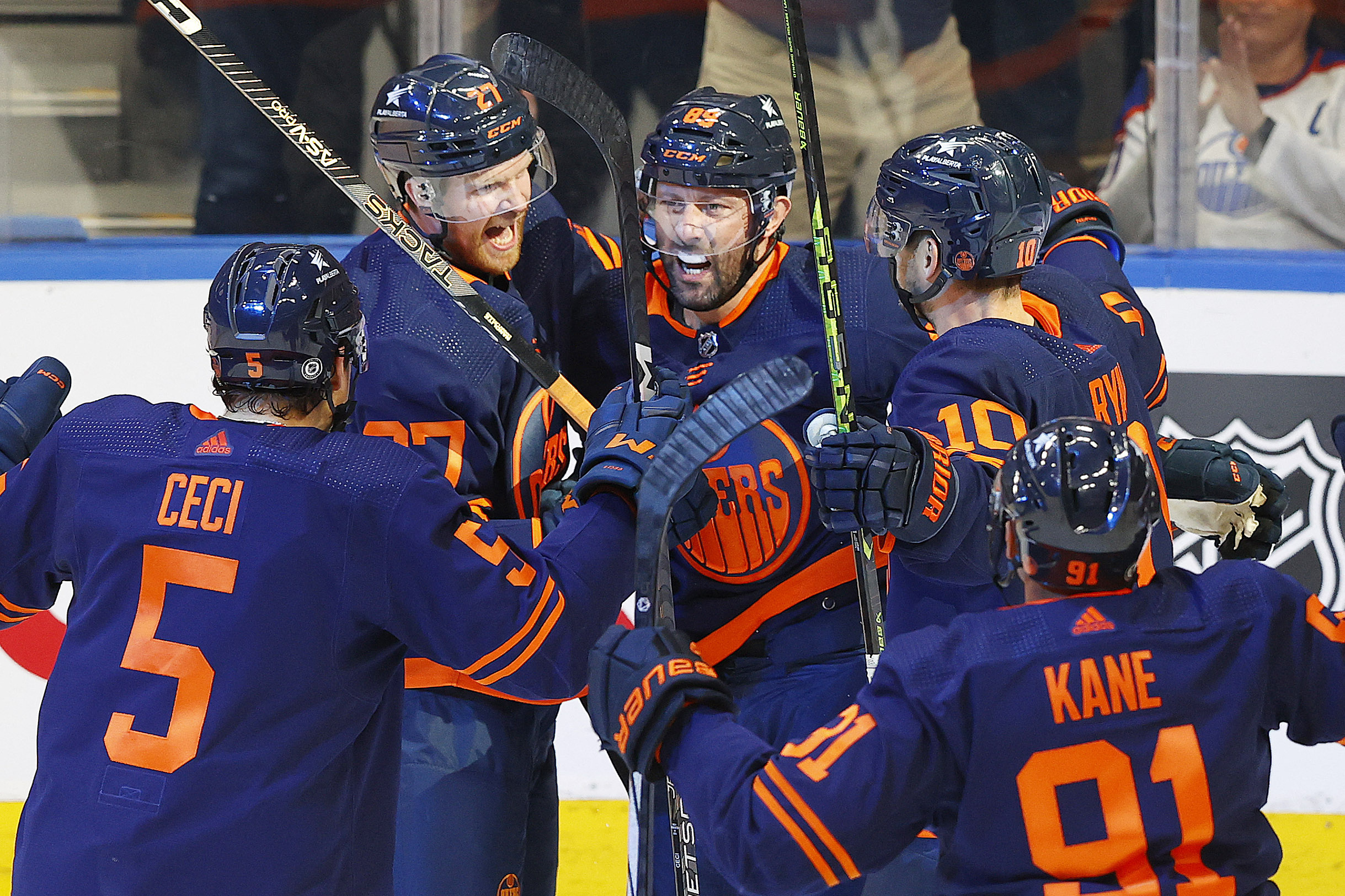 Scott Wedgewood (46 Saves), Stars Hold Off Oilers | Reuters