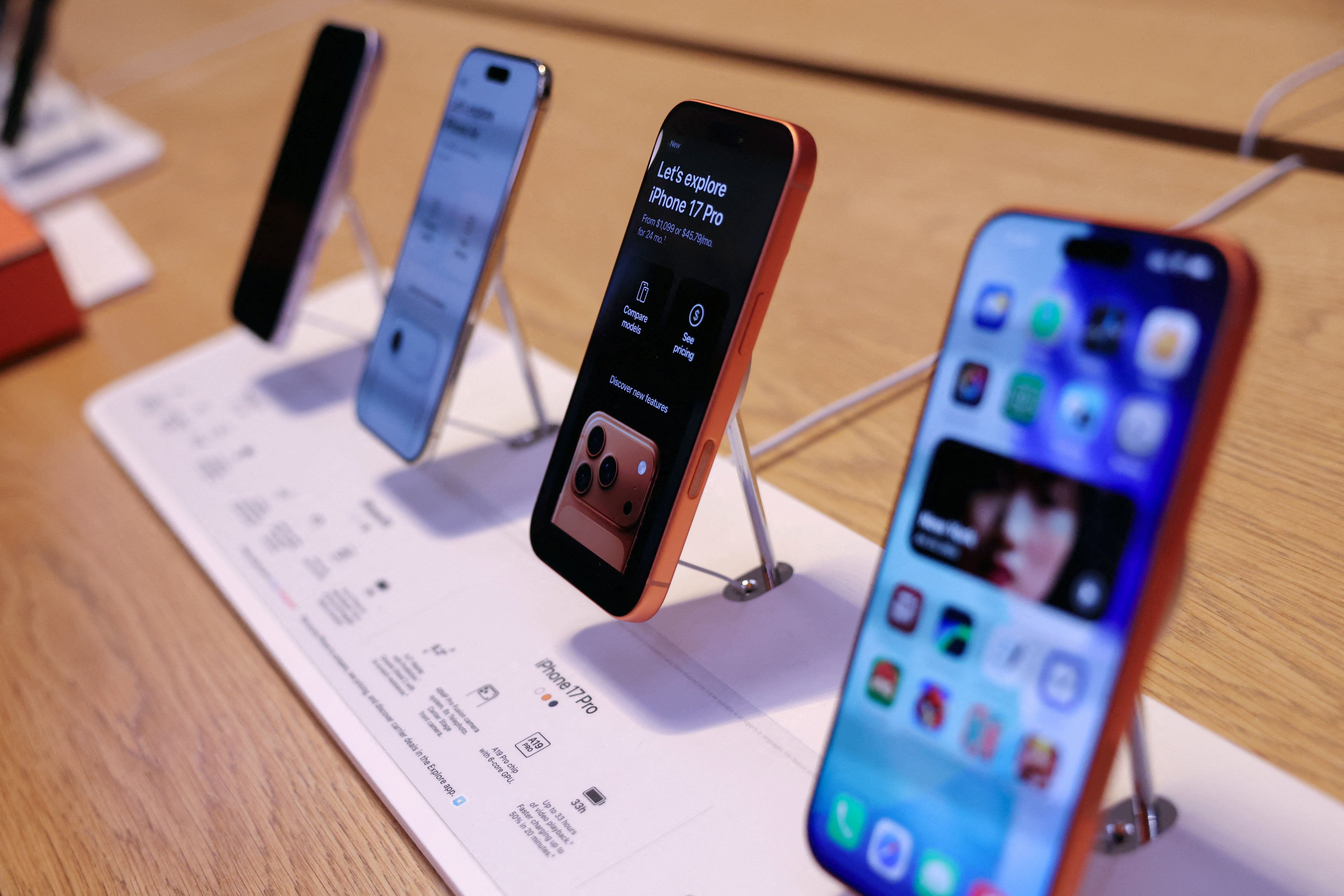 アップル、iPhone17増産へ 購入予約好調で＝報道 | ロイター