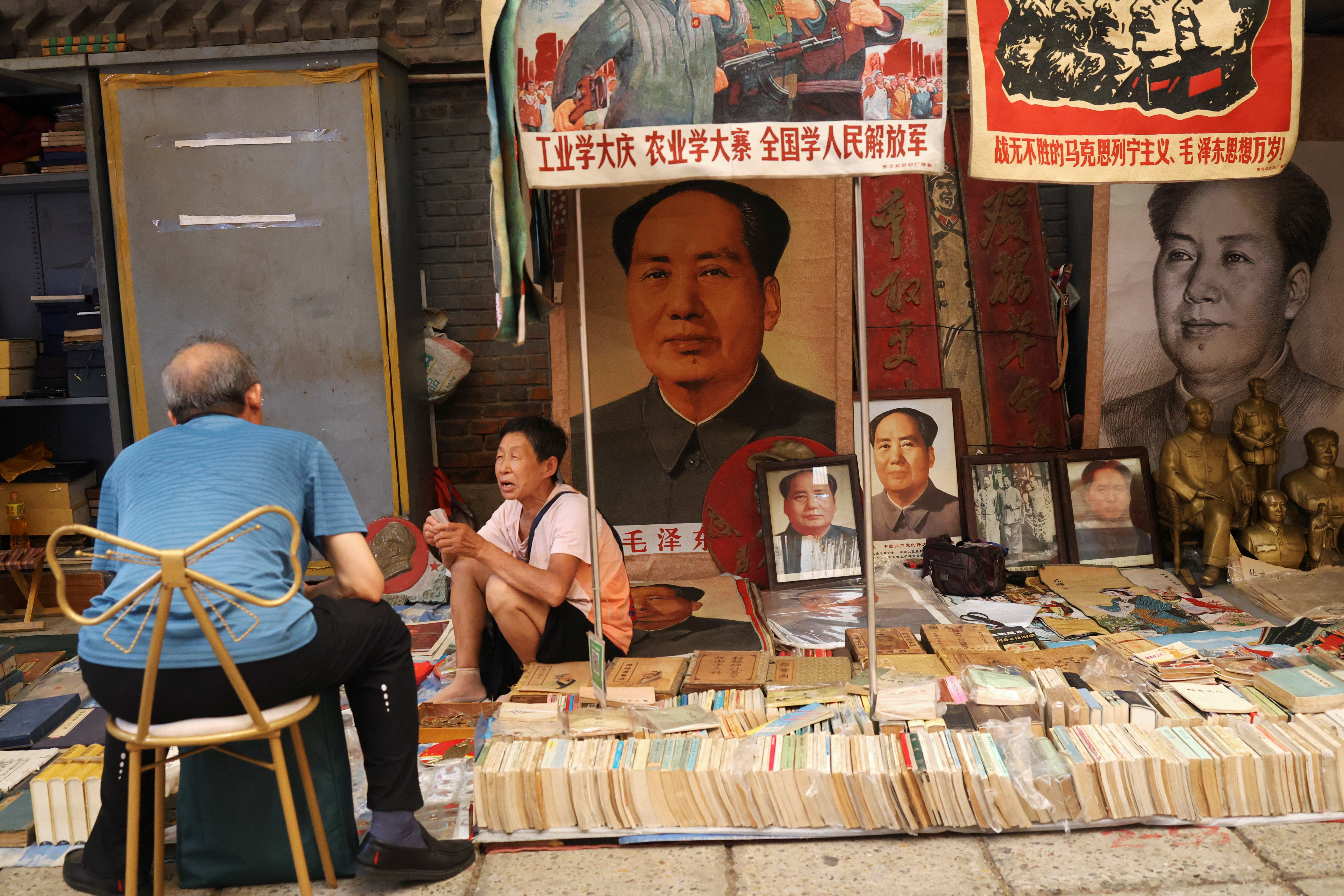 Panjiayuan antique market in Beijing