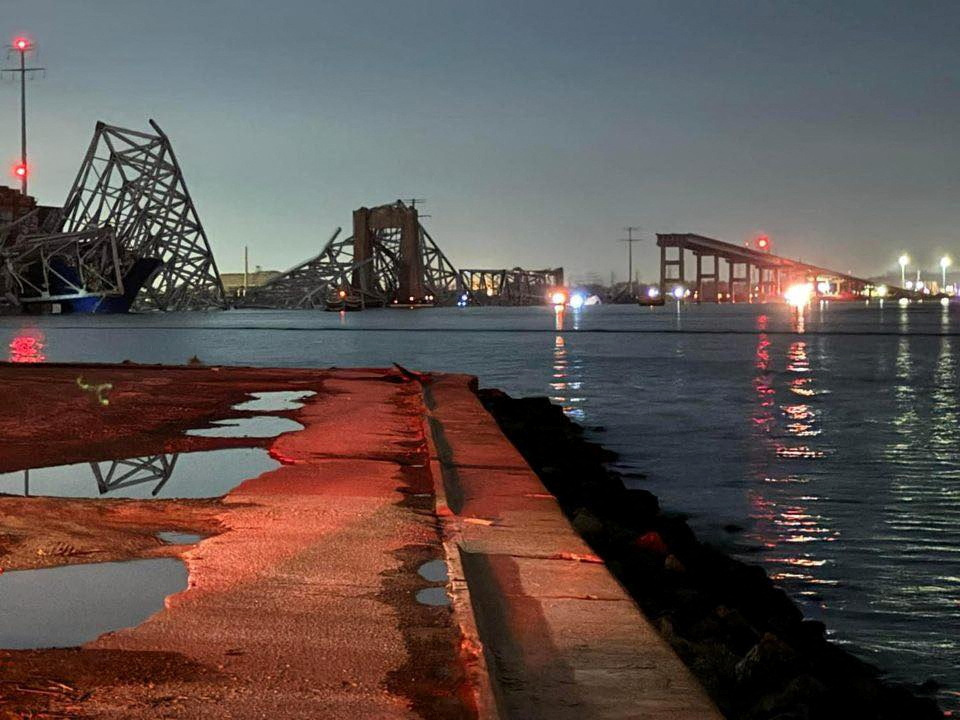 貨物船衝突し巨大な橋が崩落、複数の車両落下　米ボルティモア港